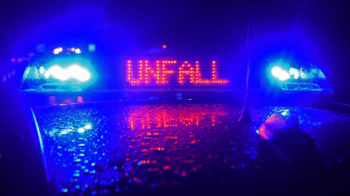 ARCHIV - 19.08.2019, Bayern, Leipheim: Polizei-Blaulicht bei Unfallaufnahme. (zu dpa: «Berauschter Autofahrer entwurzelt bei Unfall Bäume») Foto: Stefan Puchner/dpa +++ dpa-Bildfunk +++