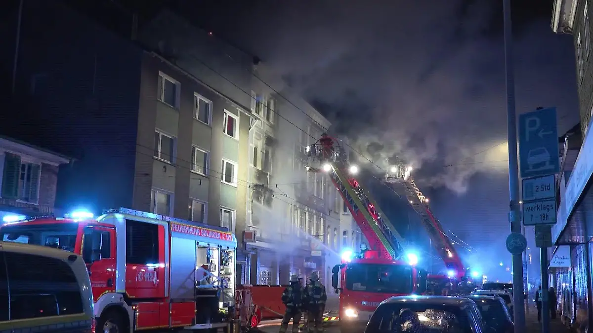 In Solingen-Höhscheid brennt seit den frühen Morgenstunden ein Mehrfamilienhaus.