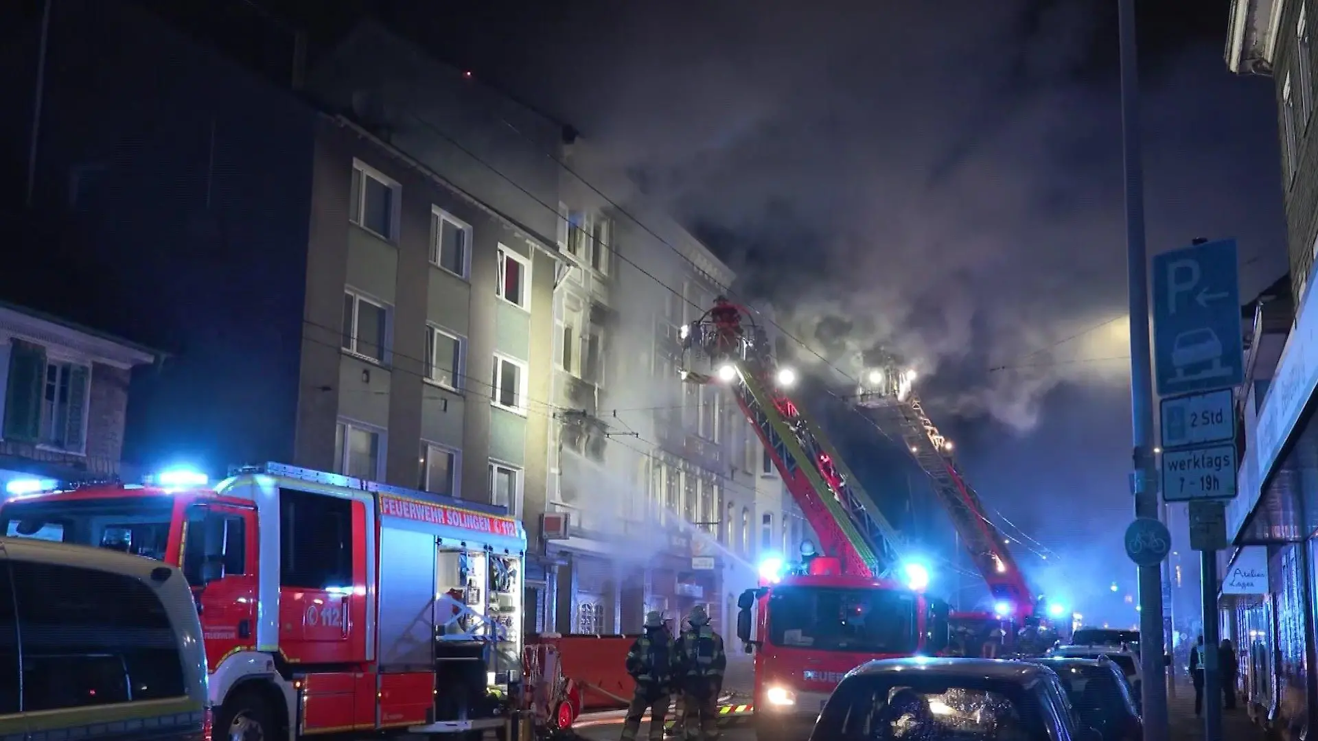 In Solingen-Höhscheid brennt seit den frühen Morgenstunden ein Mehrfamilienhaus.
