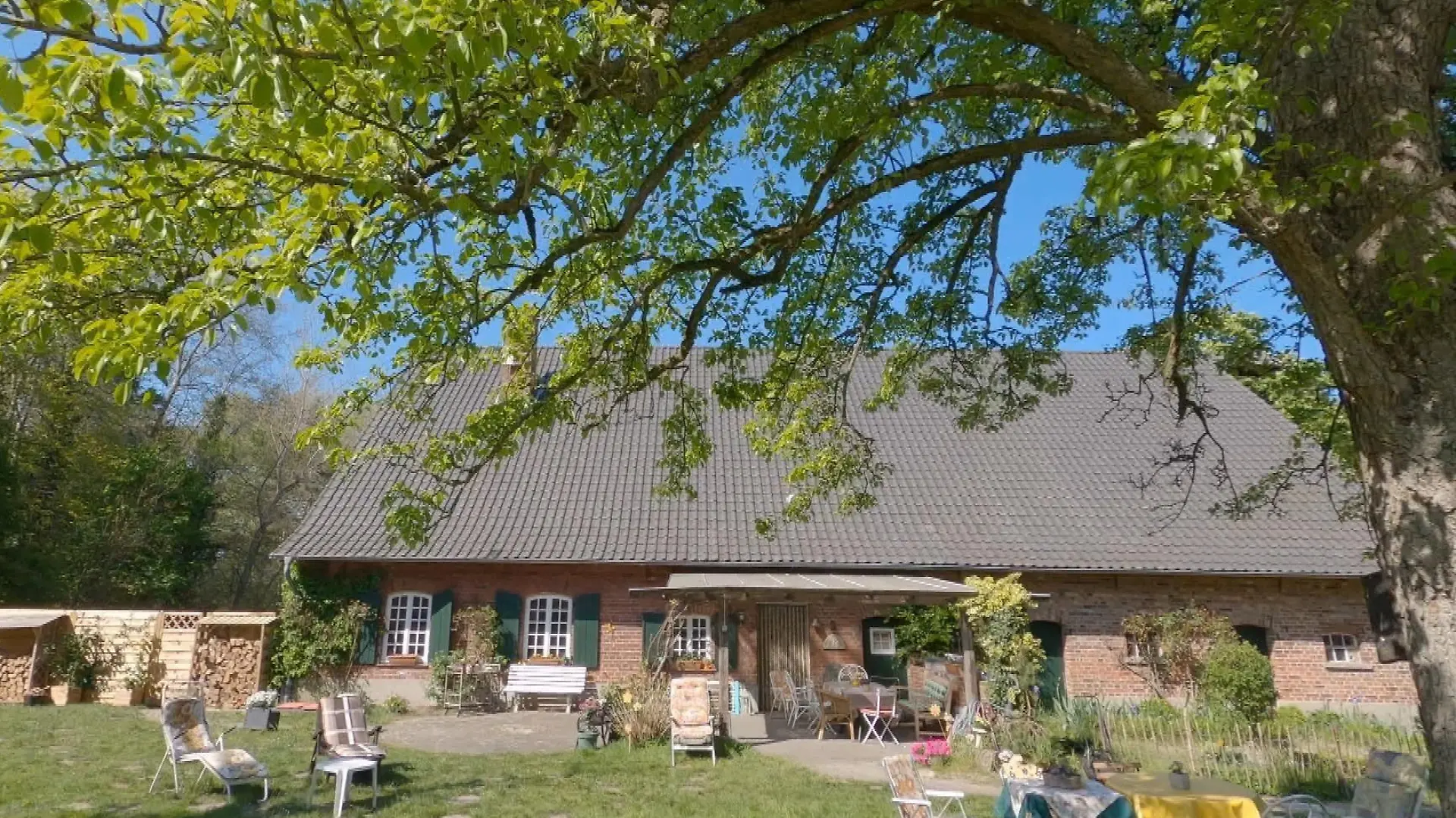 Das "Sommerhaus der Stars" in Bocholt.
+++ Die Verwendung des sendungsbezogenen Materials ist nur mit dem Hinweis und Verlinkung auf RTL+ gestattet. +++