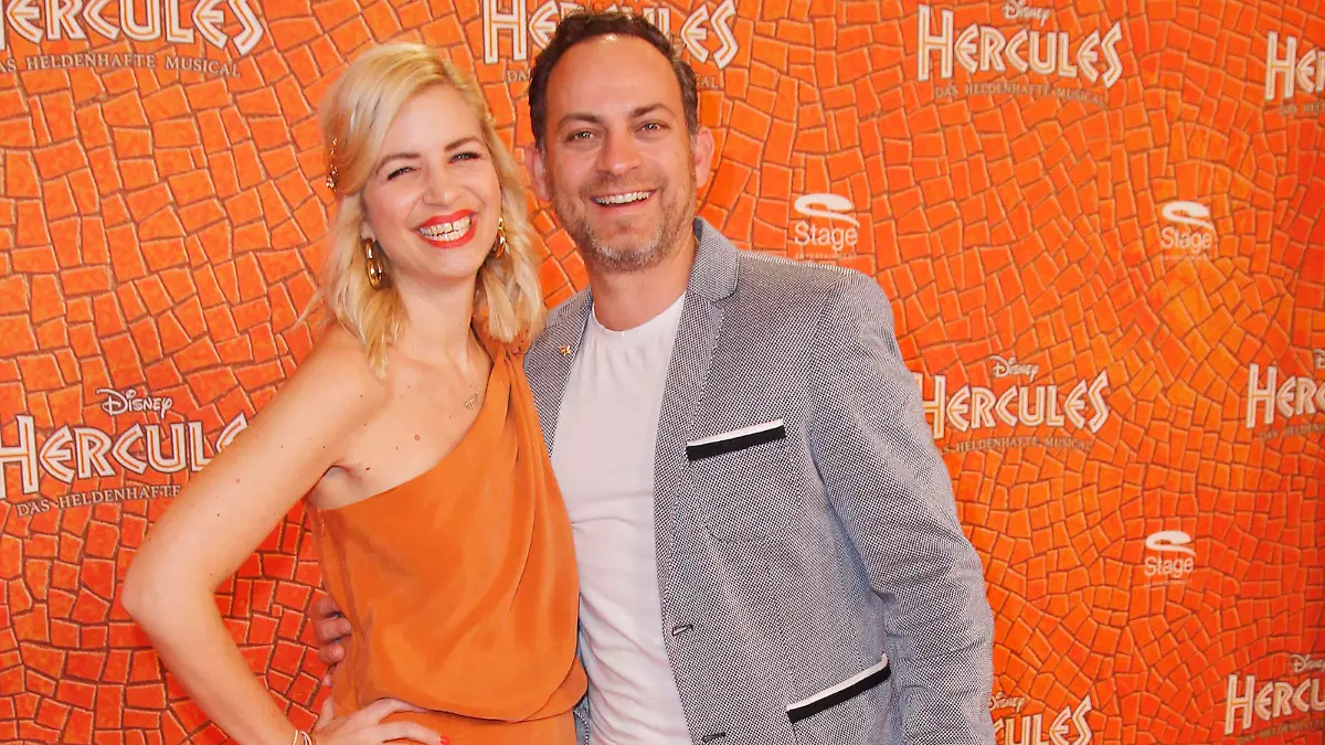 Susan Sideropoulos und ihr Ehemann Jakob Shtizberg bei der Premiere vom Musical Hercules am 24.03.2024 in Hamburg Hercules Musical Premiere in Hamburg *** Susan Sideropoulos and her husband Jakob Shtizberg at the premiere of the musical Hercules on 24 03 2024 in Hamburg Hercules Musical Premiere in Hamburg PUBLICATIONxINxGERxSUIxAUTxONLY