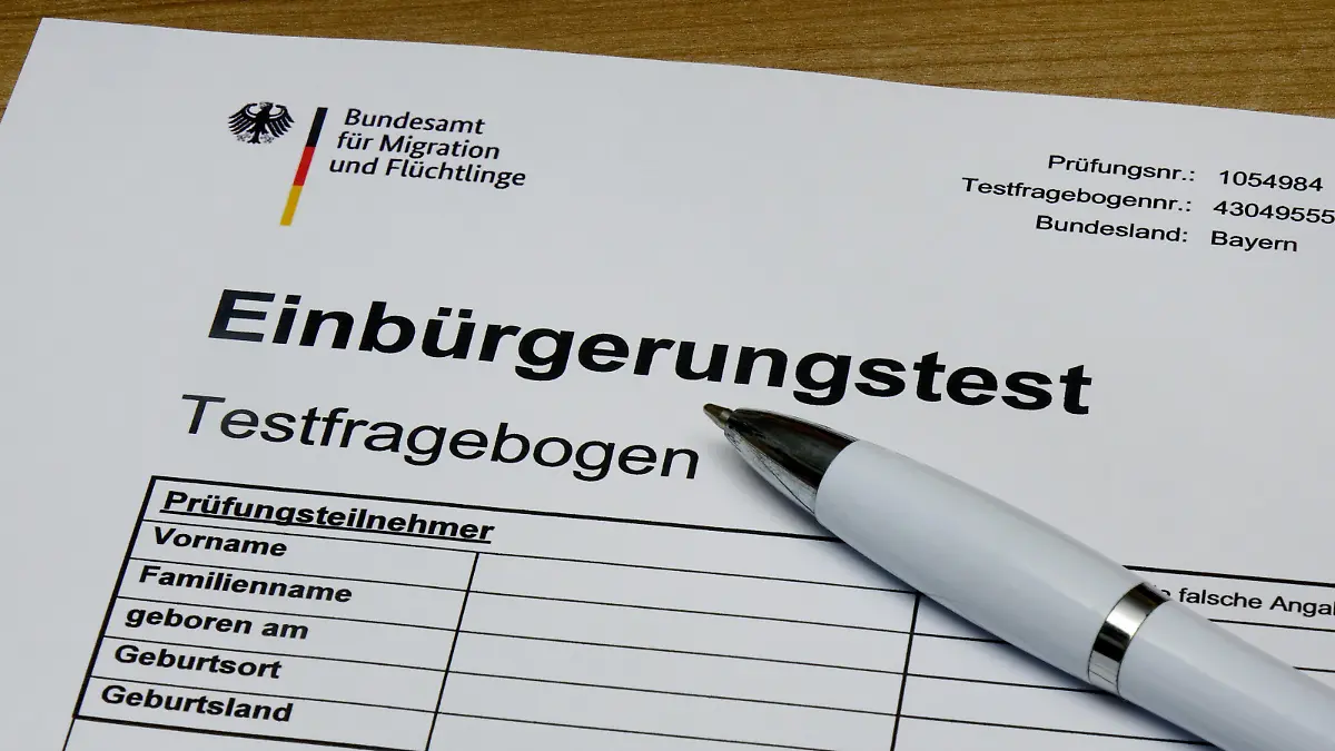 13.01.2023, Borkwalde, Brandenburg, Auf einem Einbuergerungstest liegt ein Kugelschreiber. || Mindestpreis 15 Euro