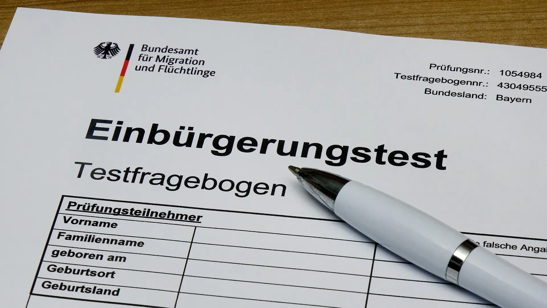 13.01.2023, Borkwalde, Brandenburg, Auf einem Einbuergerungstest liegt ein Kugelschreiber. || Mindestpreis 15 Euro