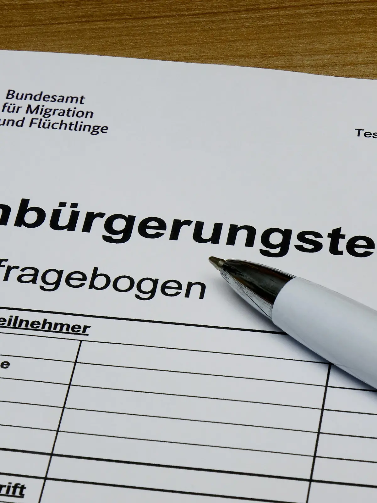 13.01.2023, Borkwalde, Brandenburg, Auf einem Einbuergerungstest liegt ein Kugelschreiber. || Mindestpreis 15 Euro 