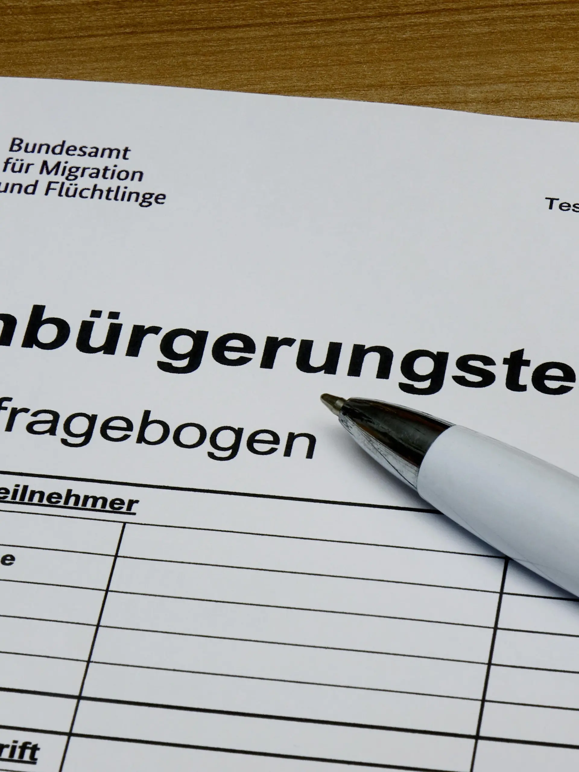 13.01.2023, Borkwalde, Brandenburg, Auf einem Einbuergerungstest liegt ein Kugelschreiber. || Mindestpreis 15 Euro 