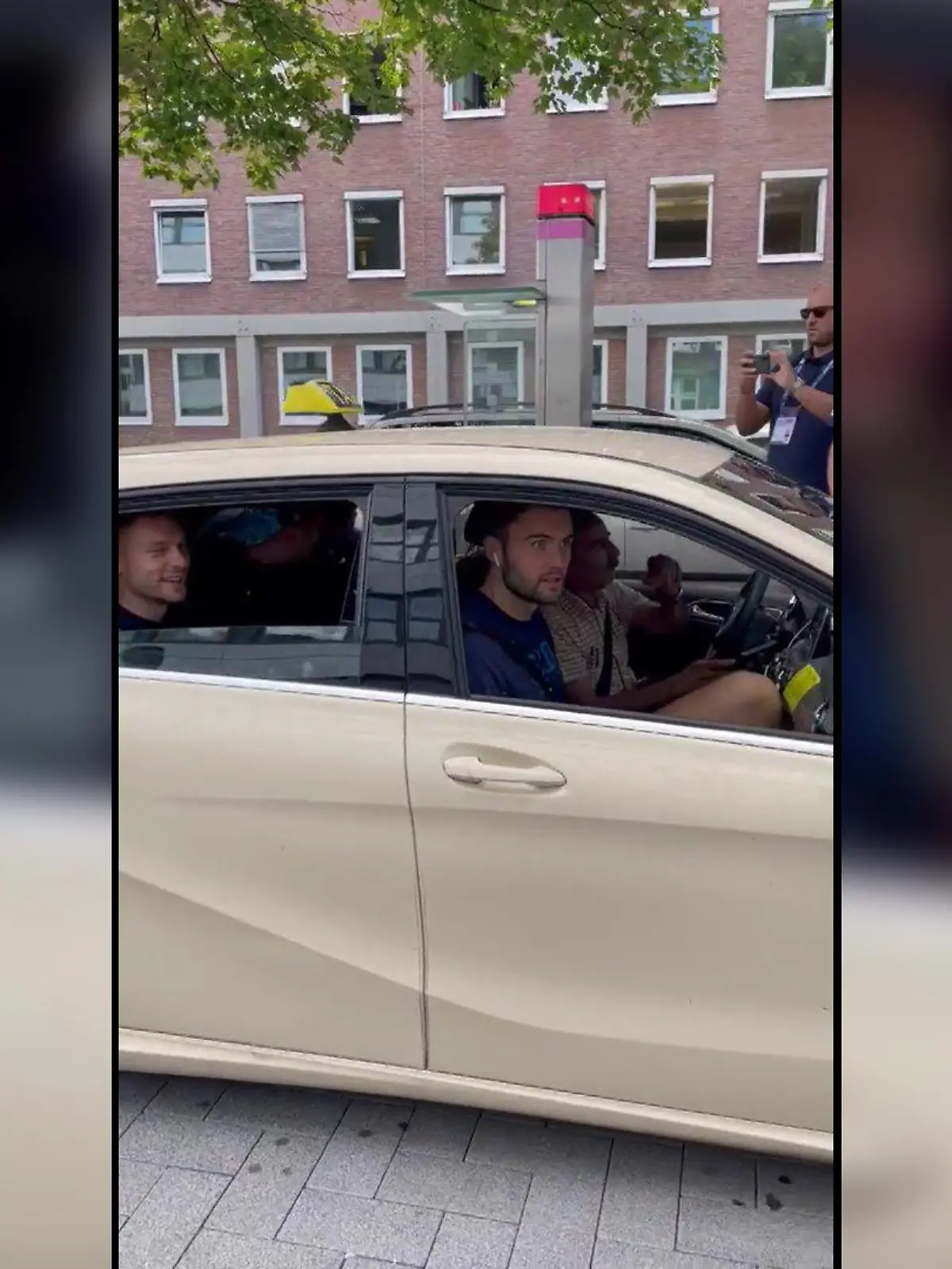 Die slowenischen Basketballer reisten notgedrungen mit dem Taxi Richtung Stadion