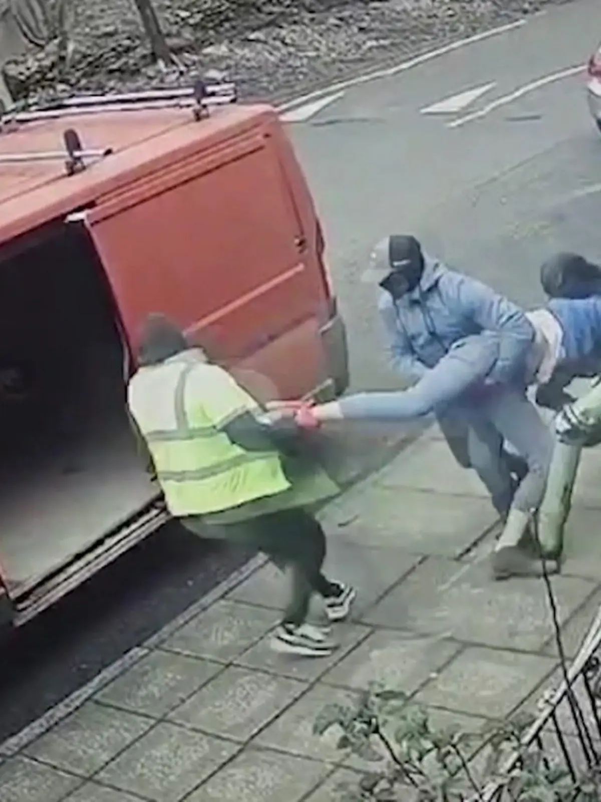 Die Polizei ist auf der Suche nach einer Entführerbande, nachdem Aufnahmen von einem Mann aufgetaucht sind, der am helllichten Tag in einen Lieferwagen gezogen wird.