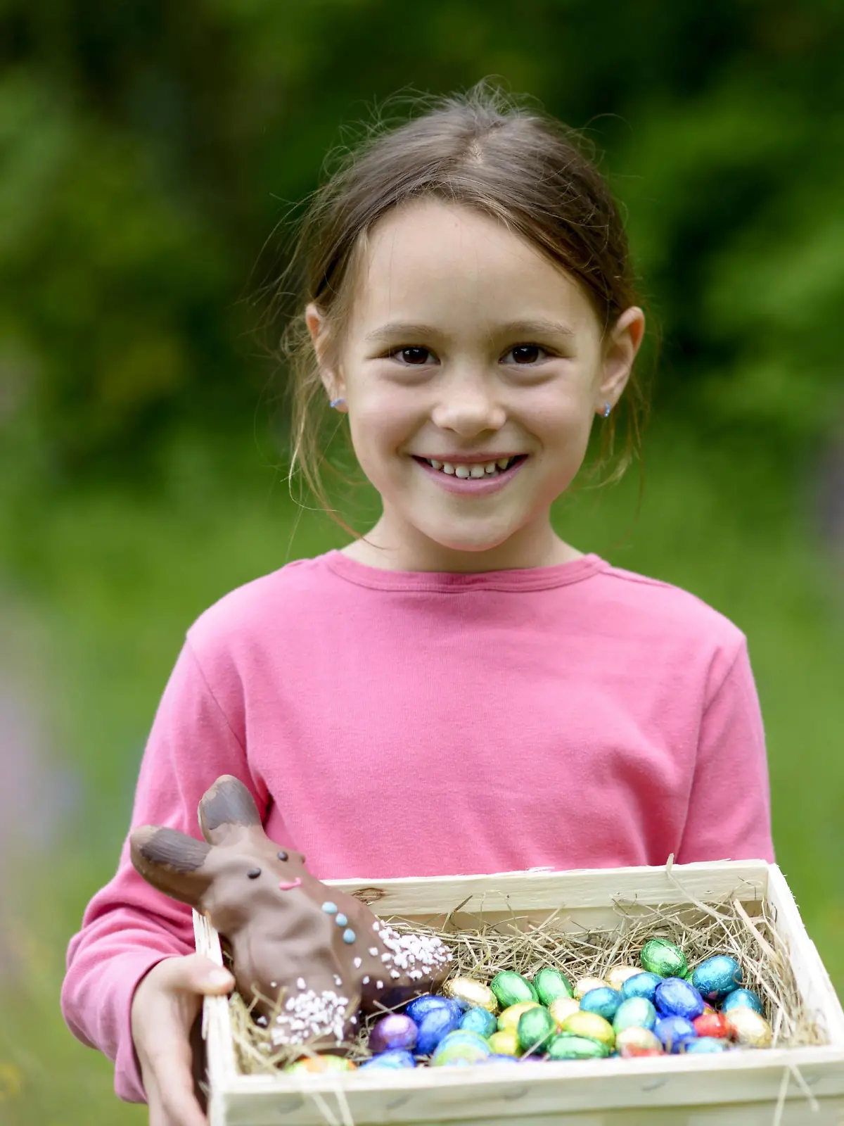 Portrait of happy little girl holding Easter nest model released Symbolfoto PUBLICATIONxINxGERxSUIxAUTxHUNxONLY LBF01665  