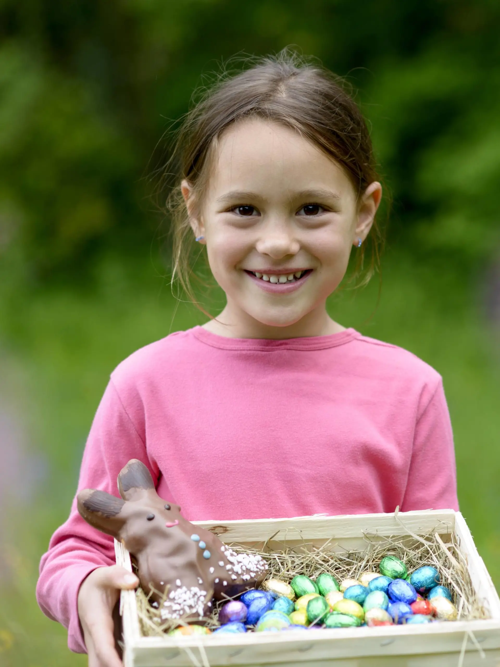 Portrait of happy little girl holding Easter nest model released Symbolfoto PUBLICATIONxINxGERxSUIxAUTxHUNxONLY LBF01665  