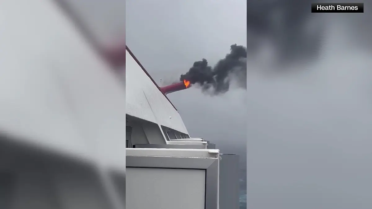Das Feuer bricht nach Angaben der Reederei an einem der Schornsteine des Schiffs aus.