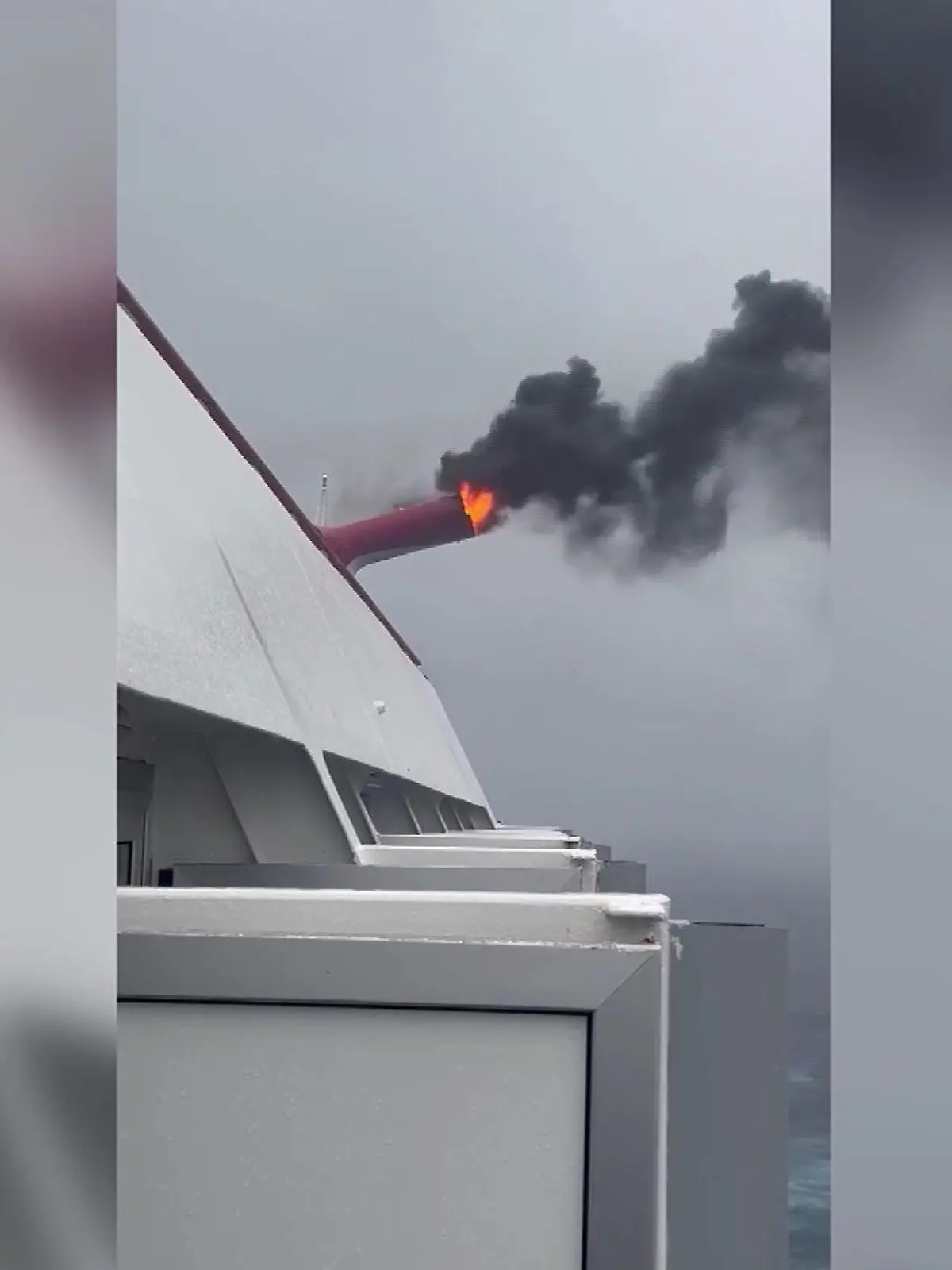 Das Feuer bricht nach Angaben der Reederei an einem der Schornsteine des Schiffs aus.
