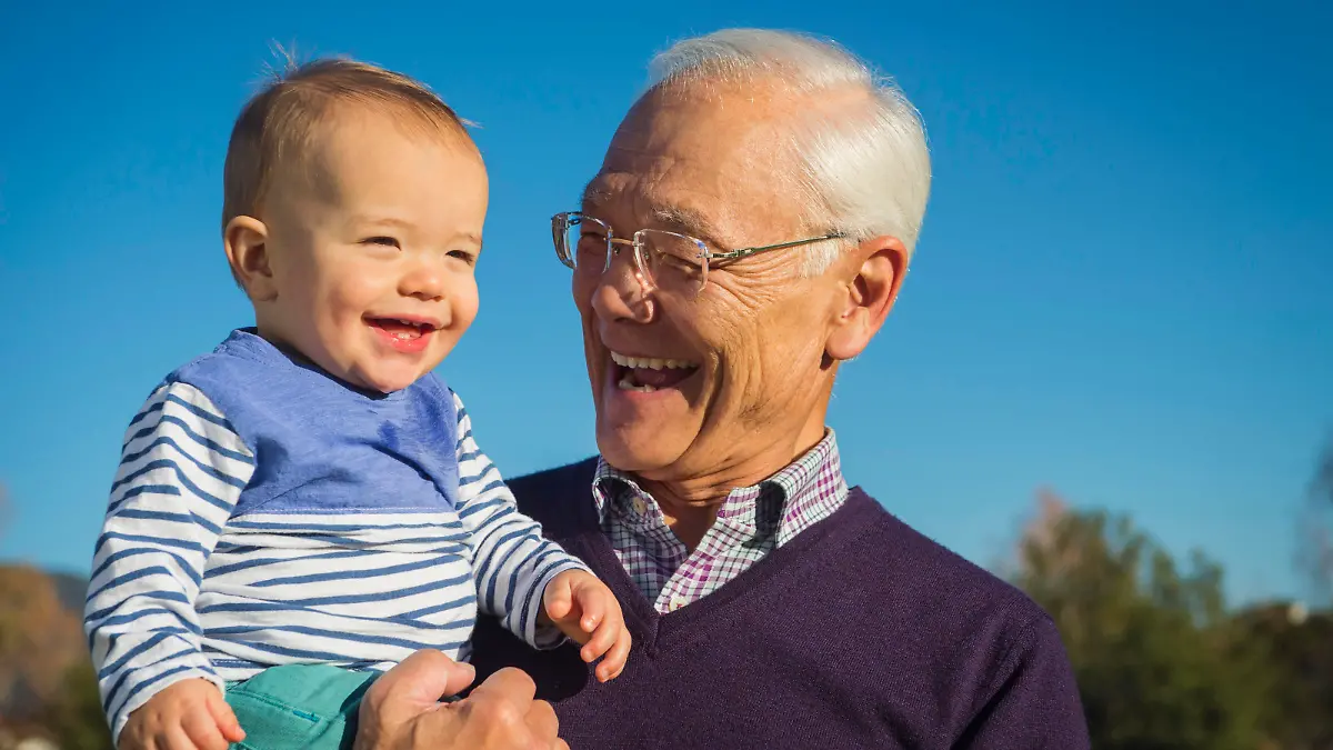 Older man holding grandson outdoors, aeltere Menschen holding Enkel im Freien || Modellfreigabe vorhanden