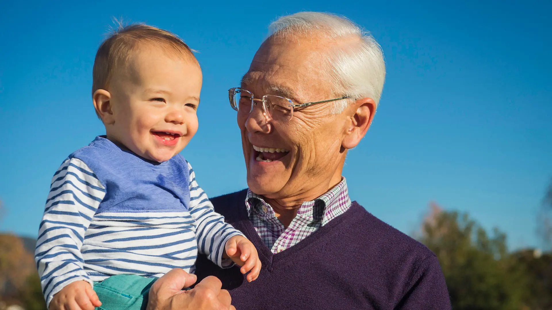 Older man holding grandson outdoors, aeltere Menschen holding Enkel im Freien || Modellfreigabe vorhanden