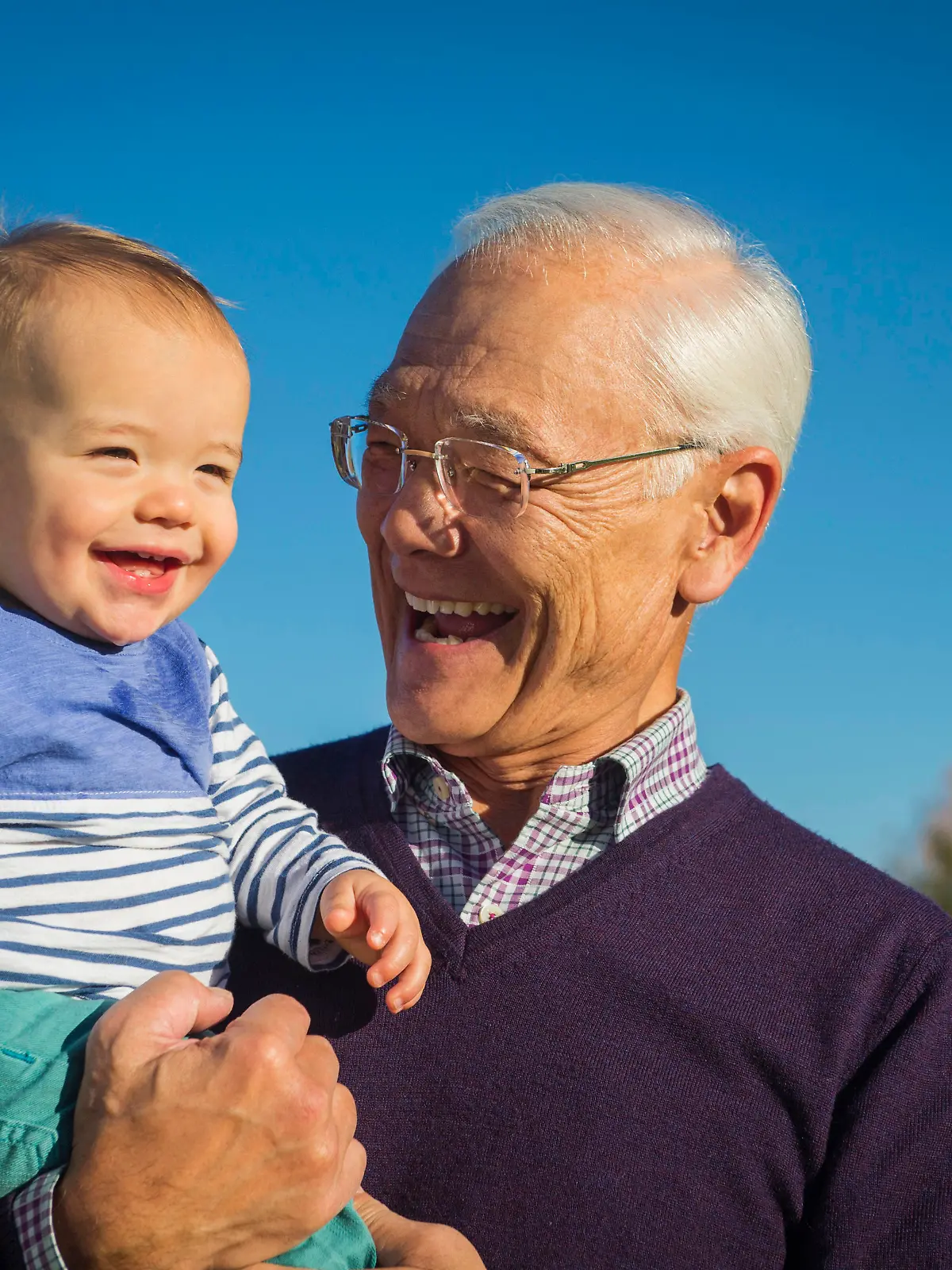 Older man holding grandson outdoors, aeltere Menschen holding Enkel im Freien || Modellfreigabe vorhanden