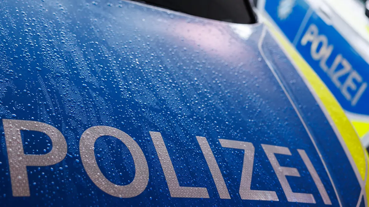 ARCHIV - 28.08.2023, Bayern, Nürnberg: Zwei Streifenwägen der Polizei. (zu dpa: «Mann fährt mit Geländewagen in Menschengruppe - zwei Verletzte») Foto: Daniel Karmann/dpa +++ dpa-Bildfunk +++