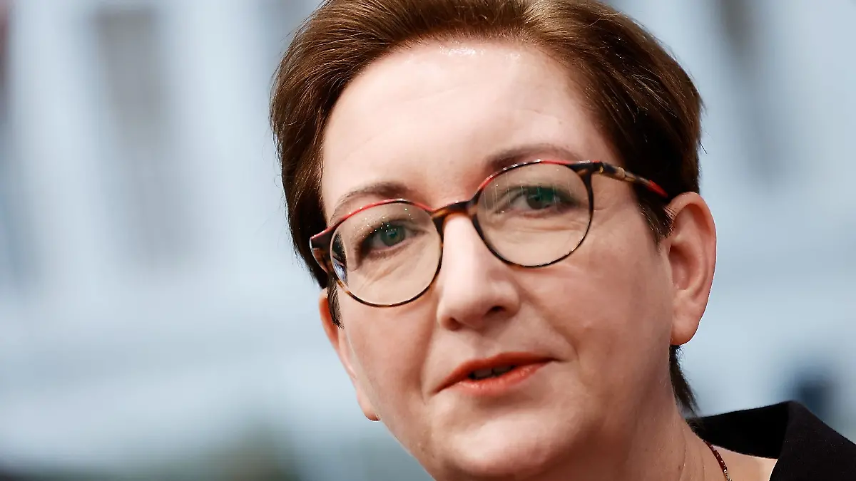 Klara Geywitz bei der Vorstellung des Frühjahrsgutachtens vom Rat der Immobilienweisen in der Bundespressekonferenz.