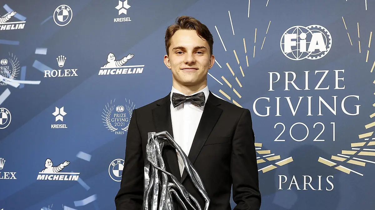  Piastri Oscar aus, Winner of the FIA Formula 2 Championship for Drivers and Rookie of the Year, portrait during the 2021 FIA Prize Giving Ceremony, at the Carrousel du Louvre, on December 16 in Paris, France - AUTO - FIA PRIZE GIVING CEREMONY 2021 DPPI/Panoramic PUBLICATIONxNOTxINxFRAxITAxBEL _LF_1744