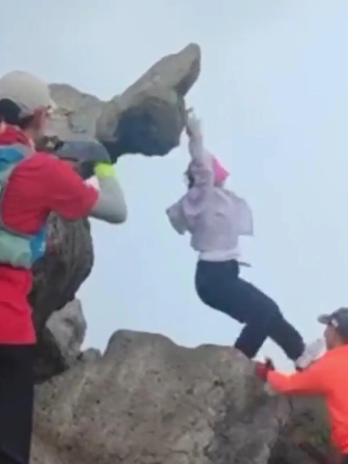 Für das perfekte Foto geht sie zu weit. Denn diese Frau posiert stolz am Gipfel des Paiya-Berges (China), als sie plötzlich abrutscht.
Beinahe stürzt sie aus 707 Metern in den Tod, aber ein Mann bekommt die Frau gerade noch zu fassen. Wie es ihr jetzt geht und welche Konsequenzen dieses Verhalten hat, das seht ihr im Video.