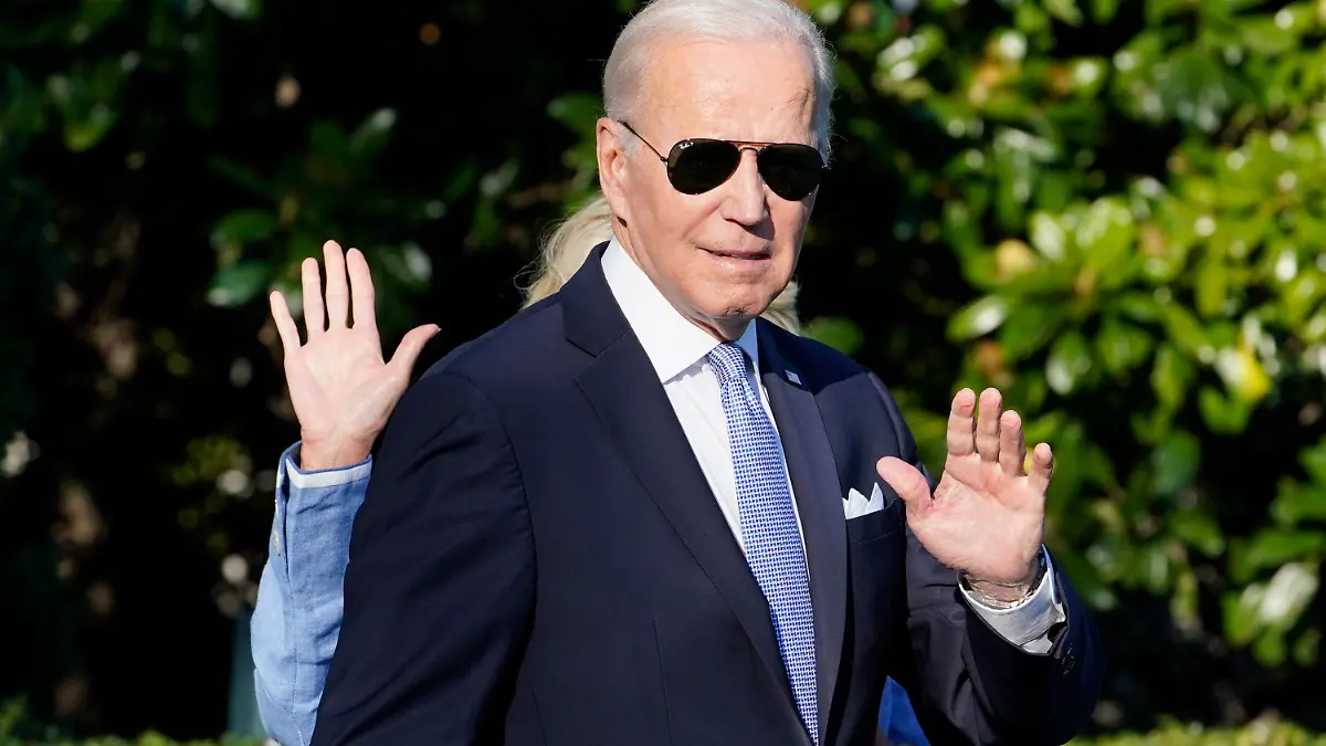 01.09.2022, USA, Washington: Joe Biden (vorne), Präsident der USA, und seine Frau Jill Biden (verdeckt), First Lady der USA, winken auf dem Südrasen des Weißen Hauses. In einer eindringlichen und angriffslustigen Rede hat US-Präsident Biden in Philadelphia vor dem Niedergang der amerikanischen Demokratie durch seinen Vorgänger Trump gewarnt. Foto: Susan Walsh/AP/dpa +++ dpa-Bildfunk +++