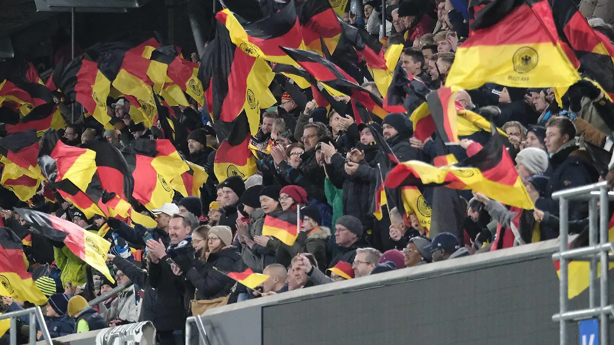 17.11.2023 Paderborn, ome-Deluxe-Arena UEFA U21, U 21 U 21 EM 2025 Qualifier Deutschland - Estland Tojubel Maximilian Beier 21,GER erzielt das 1:0 für Deutchland - Die Fans zeigen Flagge und jubeln *** 17 11 2023 Paderborn, ome Deluxe Arena UEFA U21, U 21 EM 2025 Qualifier Germany Estonia Tojubel Maximilian Beier 21,GER scores the 1 0 for Germany The fans show their colors and cheer