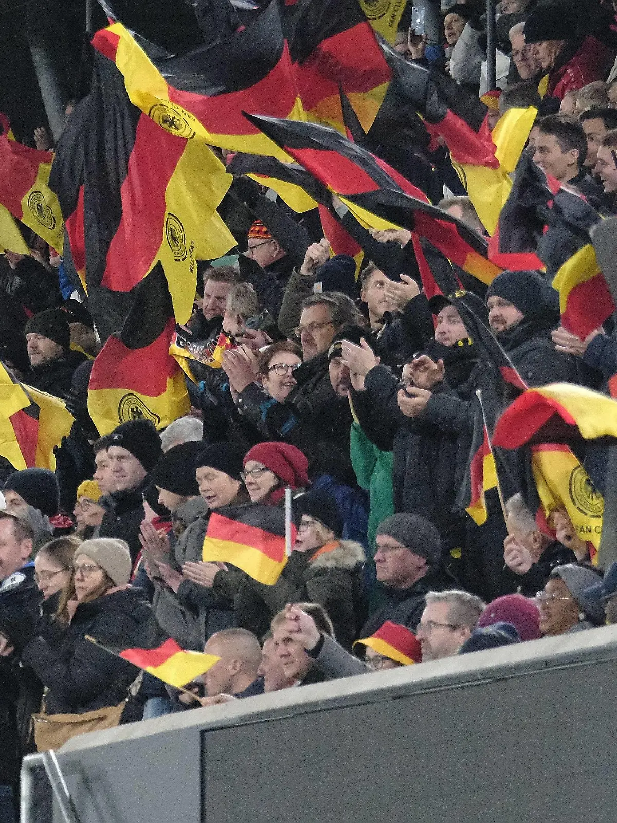 17.11.2023 Paderborn, ome-Deluxe-Arena UEFA U21, U 21 U 21 EM 2025 Qualifier Deutschland - Estland Tojubel Maximilian Beier 21,GER erzielt das 1:0 für Deutchland - Die Fans zeigen Flagge und jubeln *** 17 11 2023 Paderborn, ome Deluxe Arena UEFA U21, U 21 EM 2025 Qualifier Germany Estonia Tojubel Maximilian Beier 21,GER scores the 1 0 for Germany The fans show their colors and cheer