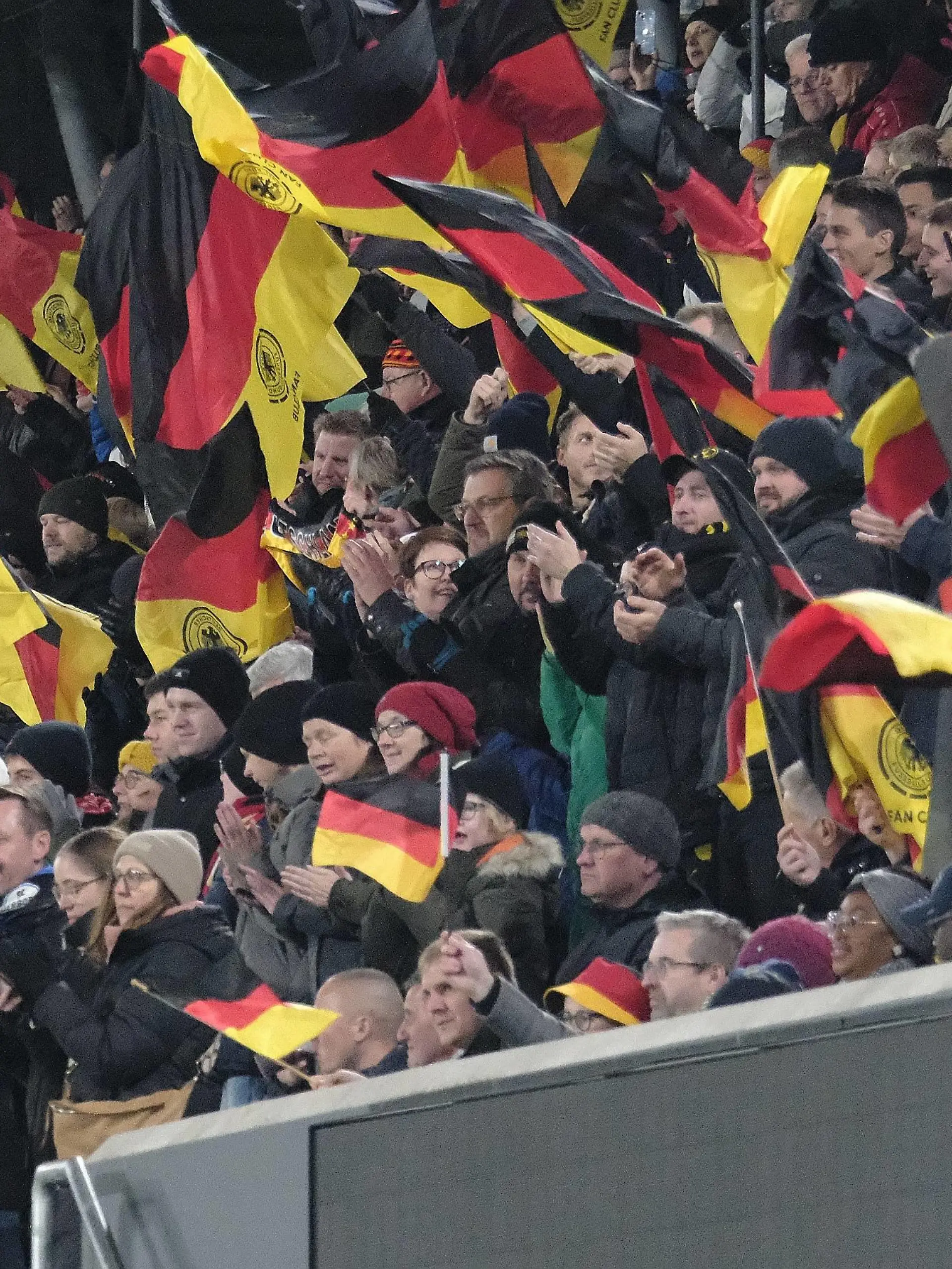 17.11.2023 Paderborn, ome-Deluxe-Arena UEFA U21, U 21 U 21 EM 2025 Qualifier Deutschland - Estland Tojubel Maximilian Beier 21,GER erzielt das 1:0 für Deutchland - Die Fans zeigen Flagge und jubeln *** 17 11 2023 Paderborn, ome Deluxe Arena UEFA U21, U 21 EM 2025 Qualifier Germany Estonia Tojubel Maximilian Beier 21,GER scores the 1 0 for Germany The fans show their colors and cheer