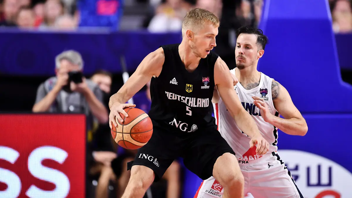 01.09.2022, Nordrhein-Westfalen, Köln: Basketball: EM, Frankreich - Deutschland, Vorrunde, Gruppe B, 1. Spieltag, Lanxess Arena. Deutschlands Niels Giffey (l) in Aktion gegen Frankreichs Thomas Heurtel. Foto: Marius Becker/dpa +++ dpa-Bildfunk +++