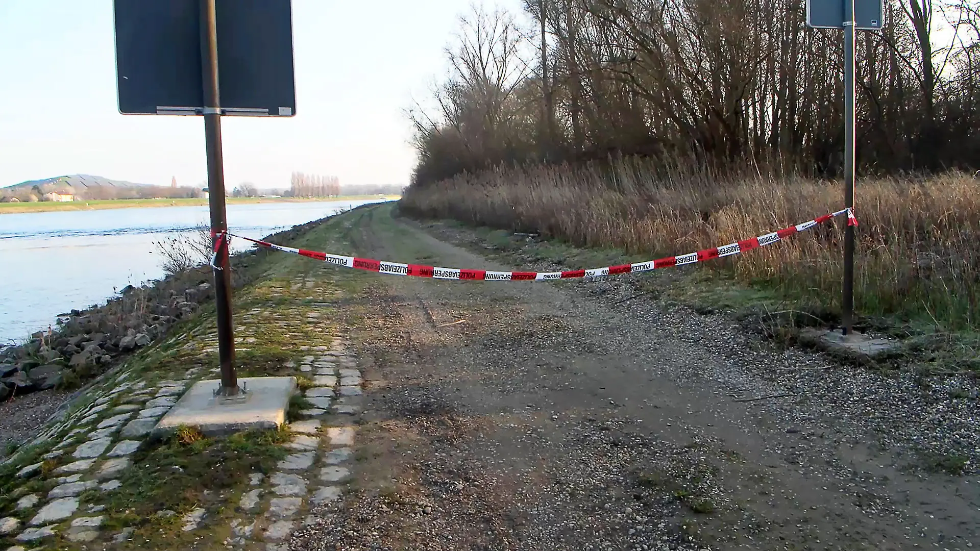 ARCHIV - 08.03.2024, Baden-Württemberg, Hockenheim: Am Rheindamm wurde die Leiche einer 27-Jährigen gefunden. (zu dpa: «Nach mutmaßlichem Doppelmord schweigt verdächtiges Ehepaar weiter») Foto: René Priebe/pr-video/dpa +++ dpa-Bildfunk +++