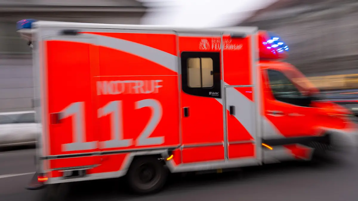 ARCHIV - 08.02.2024, Berlin: Ein Rettungswagen fährt mit Blaulicht zum Einsatz. (zu dpa: «Sportwagen überschlägt sich mehrfach - zwei Verletzte») Foto: Monika Skolimowska/dpa +++ dpa-Bildfunk +++