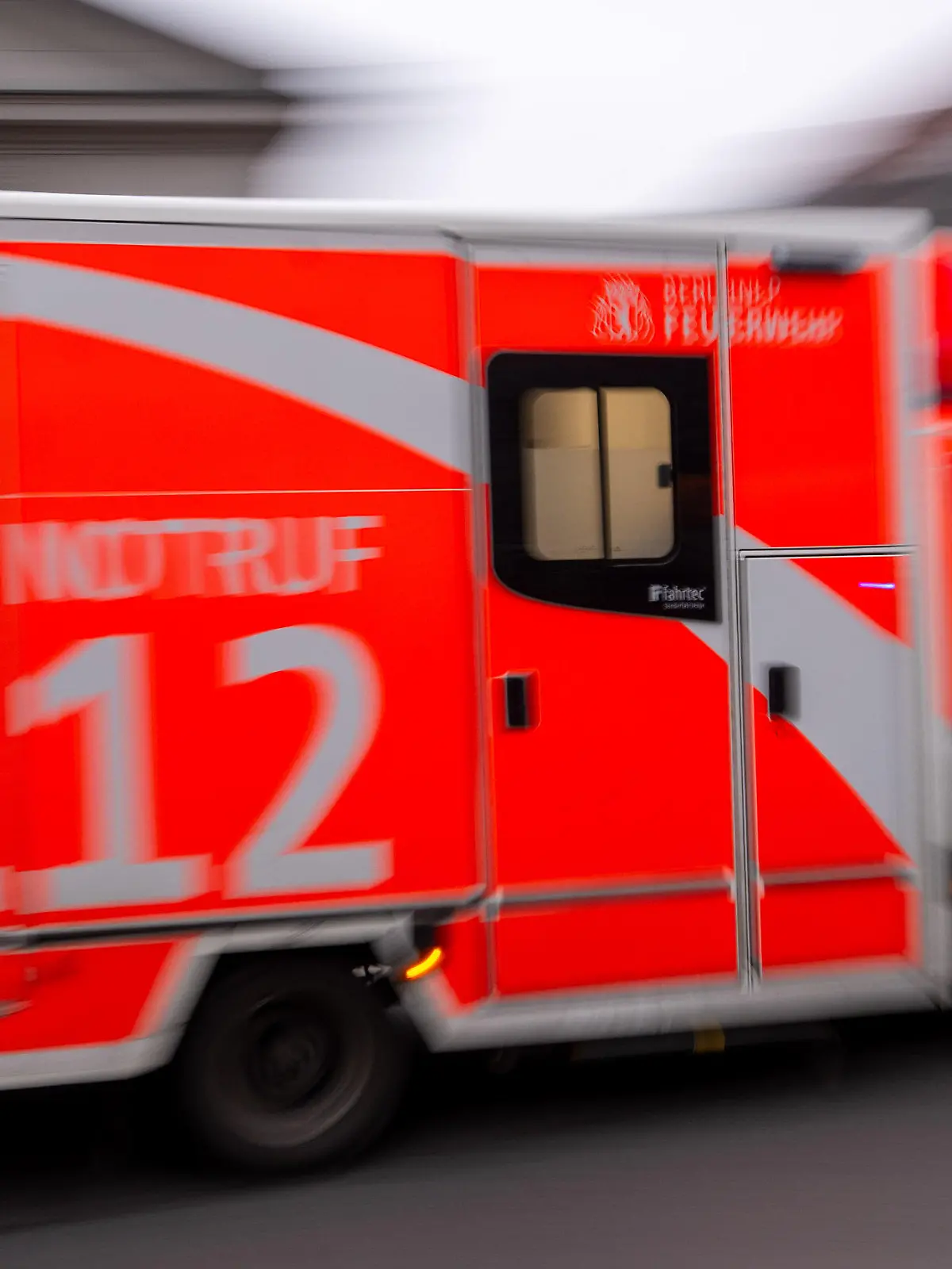 ARCHIV - 08.02.2024, Berlin: Ein Rettungswagen fährt mit Blaulicht zum Einsatz. (zu dpa: «Sportwagen überschlägt sich mehrfach - zwei Verletzte») Foto: Monika Skolimowska/dpa +++ dpa-Bildfunk +++
