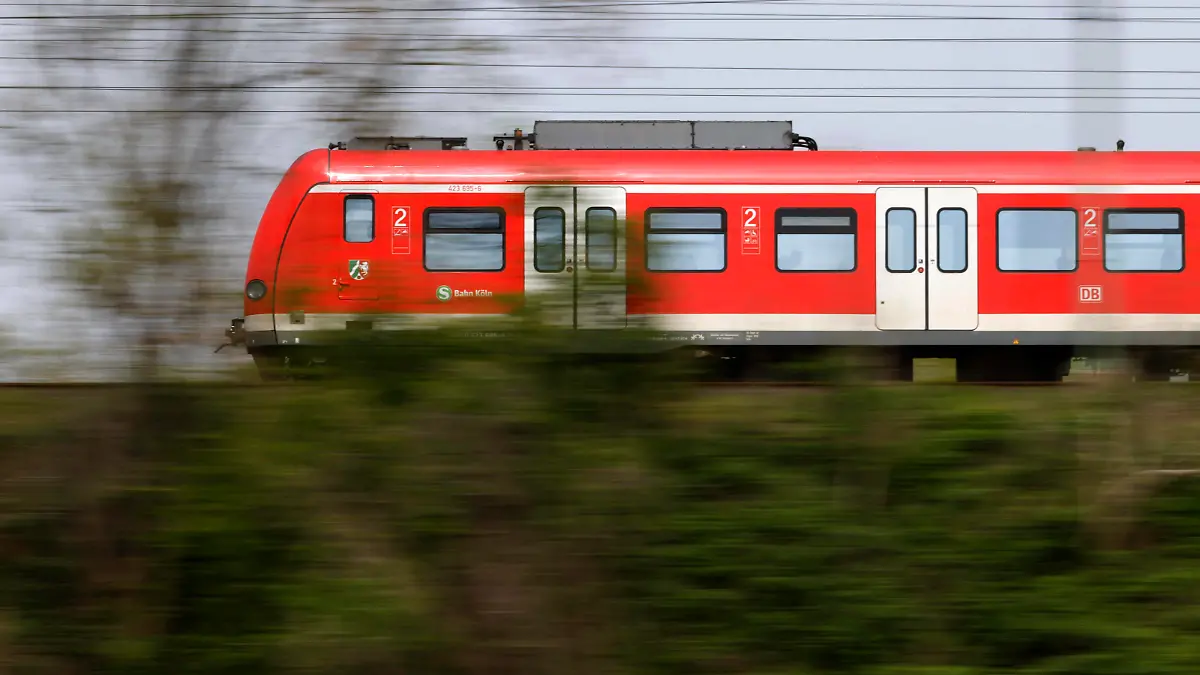Eine S-Bahn der DB fährt auf einem Bahmdamm. Das 49-Euro-Ticket wird zum 1. Mai 2023 eingeführt, die deutschlandweit gültige Monatskarte wird aber schon ab dem 3. April verkauft. Mit ihm kann man bundesweit ohne Aufpreis Bus und Bahn nutzen. Themenbild, Symbolbild Köln, 28.04.2023 NRW Deutschland *** A DB S-Bahn train travels on a railway embankment The 49 euro ticket will be introduced on May 1, 2023, but the monthly pass, which is valid throughout Germany, will already be sold from April 3 With it, you can use buses and trains throughout Germany at no extra charge Topic image, symbol image Cologne, 28 04 2023 NRW Germany Copyright: xChristophxHardtx