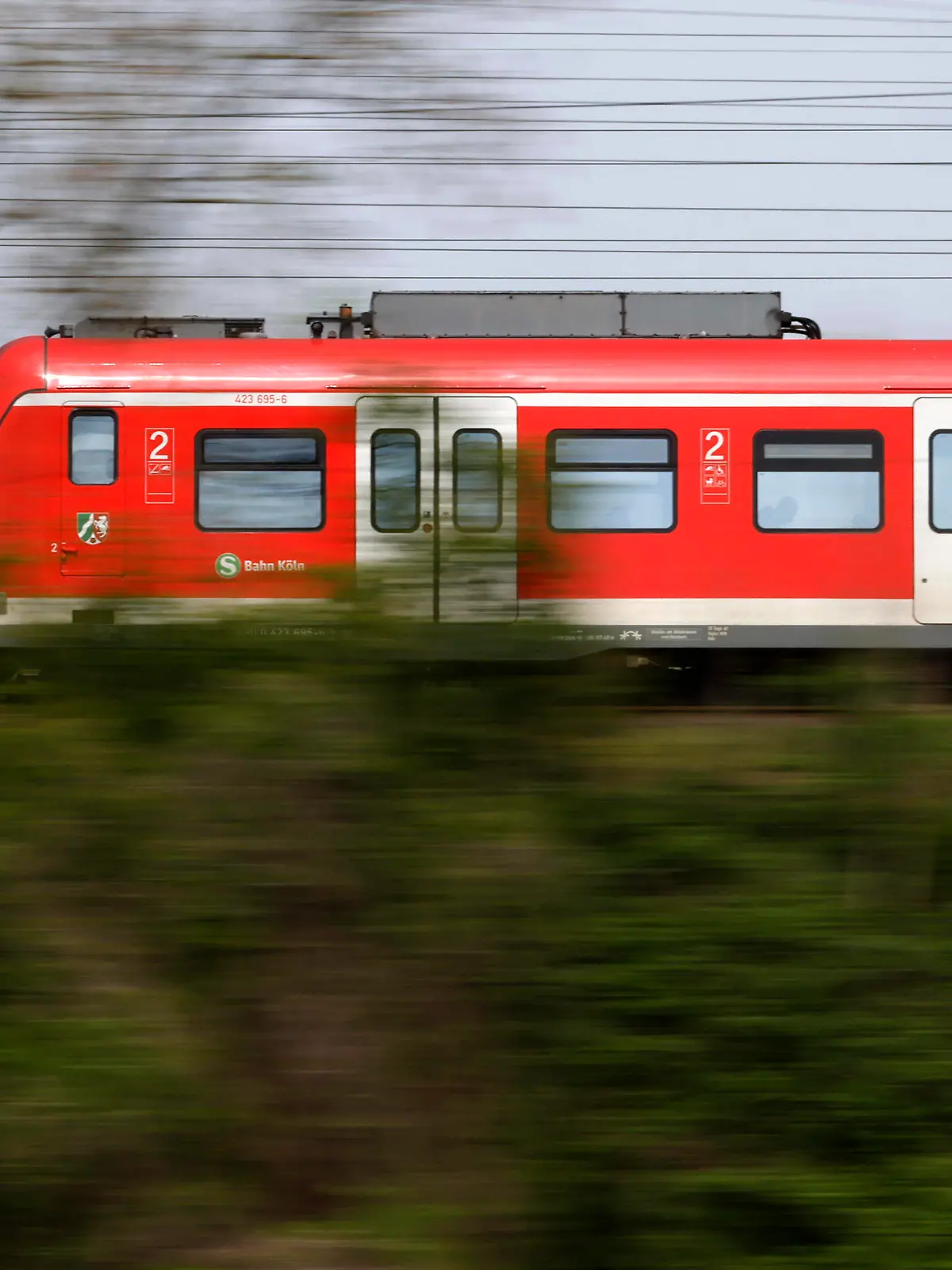 Eine S-Bahn der DB fährt auf einem Bahmdamm. Das 49-Euro-Ticket wird zum 1. Mai 2023 eingeführt, die deutschlandweit gültige Monatskarte wird aber schon ab dem 3. April verkauft. Mit ihm kann man bundesweit ohne Aufpreis Bus und Bahn nutzen. Themenbild, Symbolbild Köln, 28.04.2023 NRW Deutschland *** A DB S-Bahn train travels on a railway embankment The 49 euro ticket will be introduced on May 1, 2023, but the monthly pass, which is valid throughout Germany, will already be sold from April 3 With it, you can use buses and trains throughout Germany at no extra charge Topic image, symbol image Cologne, 28 04 2023 NRW Germany Copyright: xChristophxHardtx