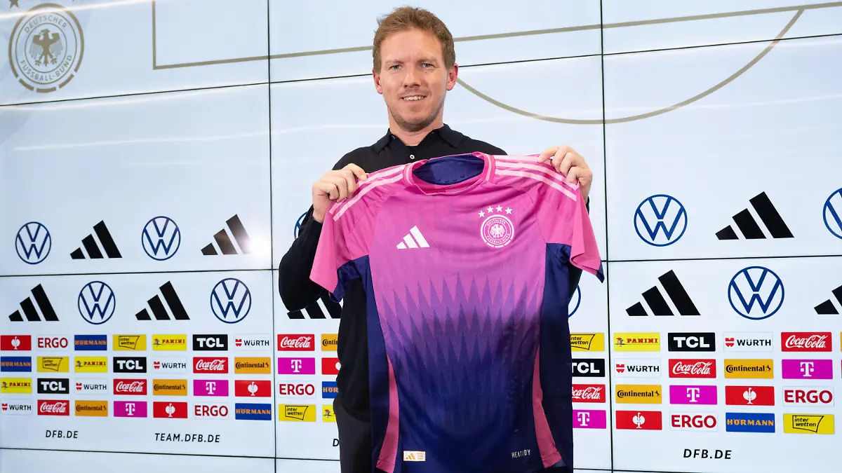 ARCHIV - 14.03.2024, Hessen, Frankfurt/Main: Bundestrainer Julian Nagelsmann präsentiert auf einer Pressekonferenz das neue offizielle EM-Trikot des DFB-Teams. Nagelsmann stellte den Kader für die Testländerspiele Ende März vor. Die DFB-Auswahl spielt am 23. März in Lyon gegen Frankreich und am 26. März in Frankfurt gegen die Niederlande. (zu dpa: «Pink gegen Oranje: EM-Funke mit Fußballfest voll entzünden») Foto: Boris Roessler/dpa +++ dpa-Bildfunk +++