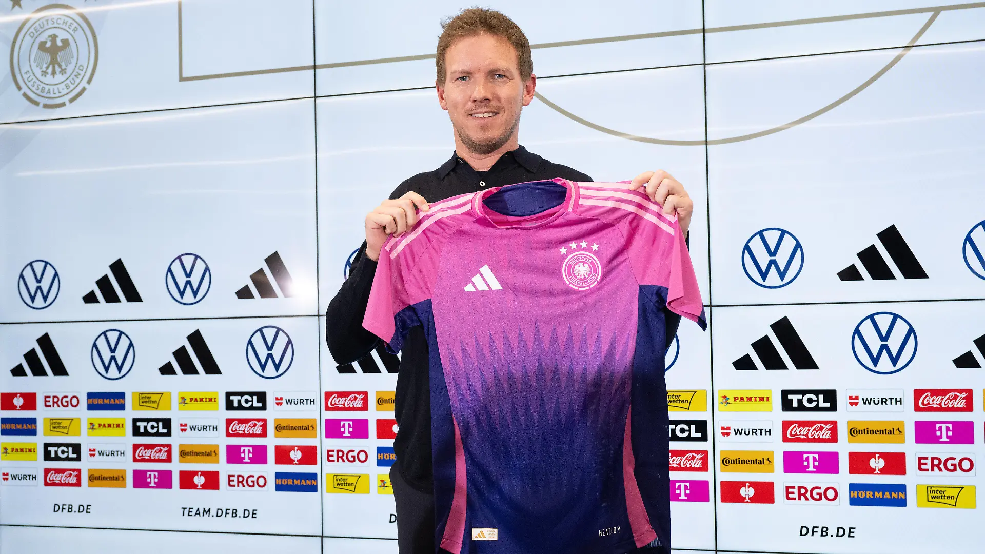 ARCHIV - 14.03.2024, Hessen, Frankfurt/Main: Bundestrainer Julian Nagelsmann präsentiert auf einer Pressekonferenz das neue offizielle EM-Trikot des DFB-Teams. Nagelsmann stellte den Kader für die Testländerspiele Ende März vor. Die DFB-Auswahl spielt am 23. März in Lyon gegen Frankreich und am 26. März in Frankfurt gegen die Niederlande. (zu dpa: «Pink gegen Oranje: EM-Funke mit Fußballfest voll entzünden») Foto: Boris Roessler/dpa +++ dpa-Bildfunk +++