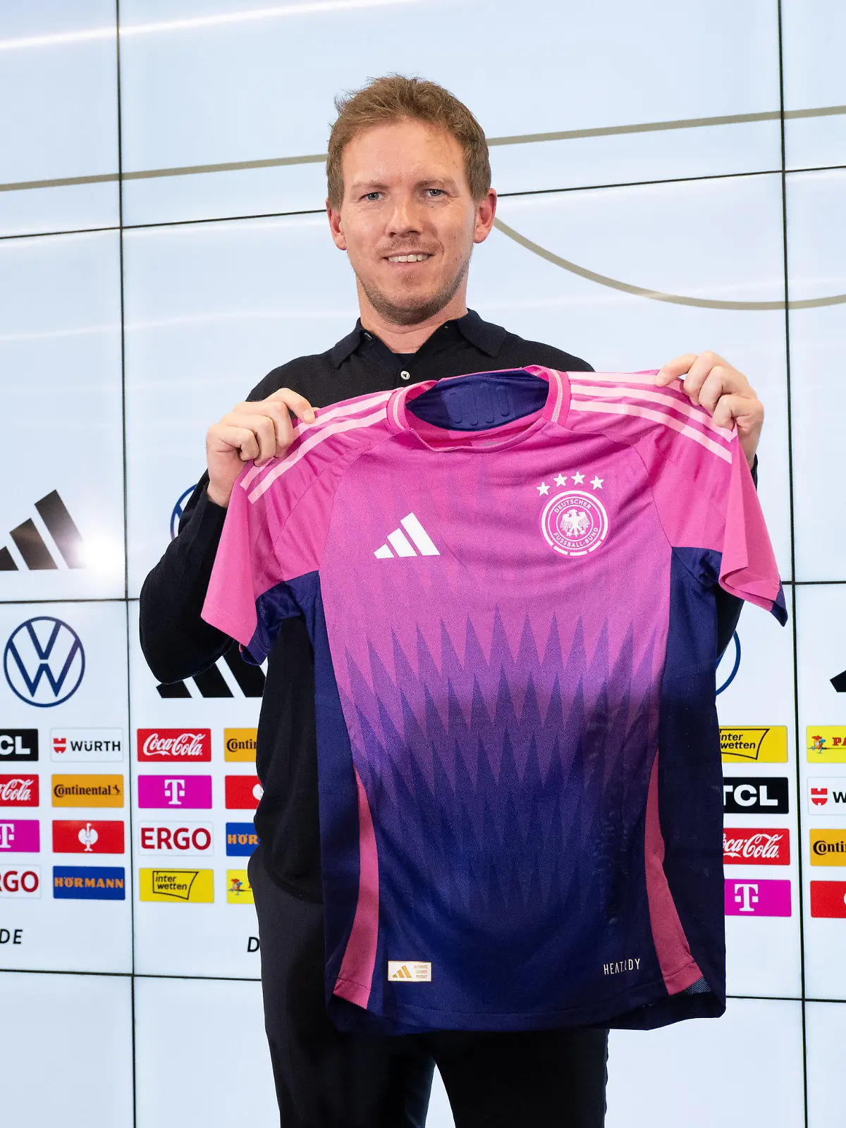 ARCHIV - 14.03.2024, Hessen, Frankfurt/Main: Bundestrainer Julian Nagelsmann präsentiert auf einer Pressekonferenz das neue offizielle EM-Trikot des DFB-Teams. Nagelsmann stellte den Kader für die Testländerspiele Ende März vor. Die DFB-Auswahl spielt am 23. März in Lyon gegen Frankreich und am 26. März in Frankfurt gegen die Niederlande. (zu dpa: «Pink gegen Oranje: EM-Funke mit Fußballfest voll entzünden») Foto: Boris Roessler/dpa +++ dpa-Bildfunk +++