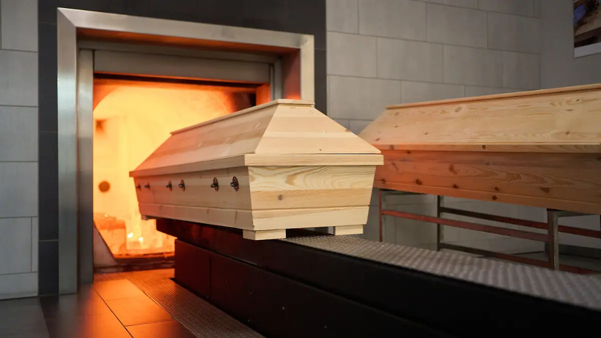 ARCHIV - 24.10.2022, Rheinland-Pfalz, Dachsenhausen: Ein Sarg wird im Krematorium Dachsenhausen verbrannt. Die Zahl der Todesfälle in Deutschland ist im vergangenen Jahr um 4,2 Prozent gestiegen. Wie das Statistische Bundesamt im Wiesbaden am Mittwoch mitteilte, starben 2022 rund 1,07 Millionen Menschen, ein Jahr zuvor waren es rund 1,02 Verstorbene. (Zu dpa "Zahl der Todesfälle in Deutschland steigt") (zu dpa: «Pflicht zur zweiten Leichenschau verzögert sich in Bayern») Foto: Thomas Frey/Deutsche Presse-Agentur GmbH/dpa +++ dpa-Bildfunk +++