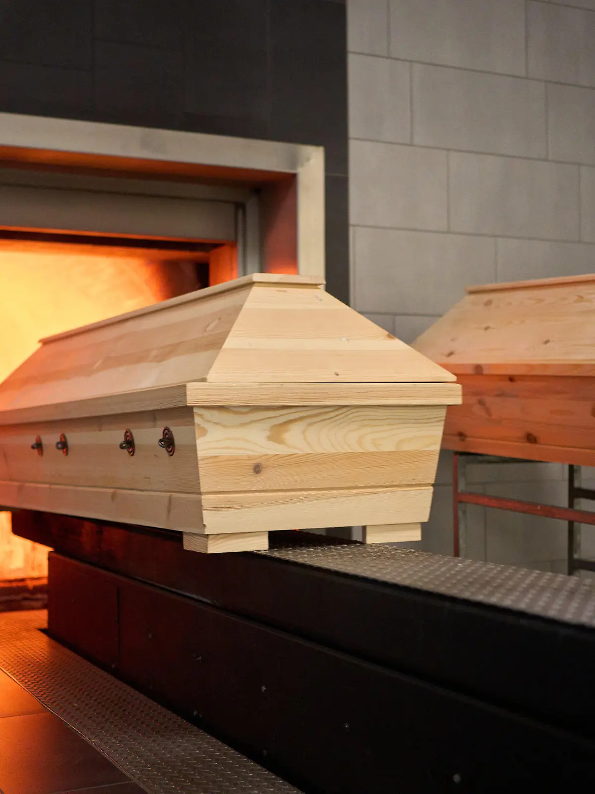 ARCHIV - 24.10.2022, Rheinland-Pfalz, Dachsenhausen: Ein Sarg wird im Krematorium Dachsenhausen verbrannt. Die Zahl der Todesfälle in Deutschland ist im vergangenen Jahr um 4,2 Prozent gestiegen. Wie das Statistische Bundesamt im Wiesbaden am Mittwoch mitteilte, starben 2022 rund 1,07 Millionen Menschen, ein Jahr zuvor waren es rund 1,02 Verstorbene. (Zu dpa "Zahl der Todesfälle in Deutschland steigt") (zu dpa: «Pflicht zur zweiten Leichenschau verzögert sich in Bayern») Foto: Thomas Frey/Deutsche Presse-Agentur GmbH/dpa +++ dpa-Bildfunk +++