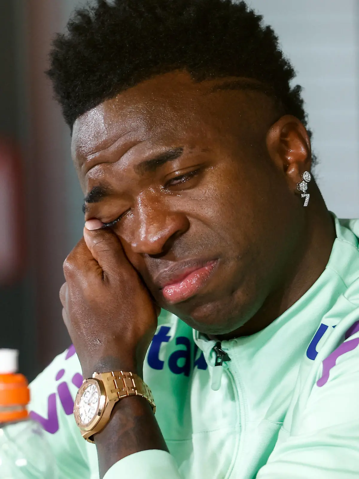 March 25, 2024, Valdebebas, Madrid, SPAIN: Vinicius Junior breaks down to cry during his press conference, PK, Pressekonferenz during the training session of Brazil Team prior the friendly match against Spain at Ciudad Deportiva Real Madrid on March 25, 2024, in Valdebebas, Madrid, Spain. Valdebebas SPAIN - ZUMAa181 20240325_zaa_a181_057 Copyright: xOscarxJ.xBarrosox