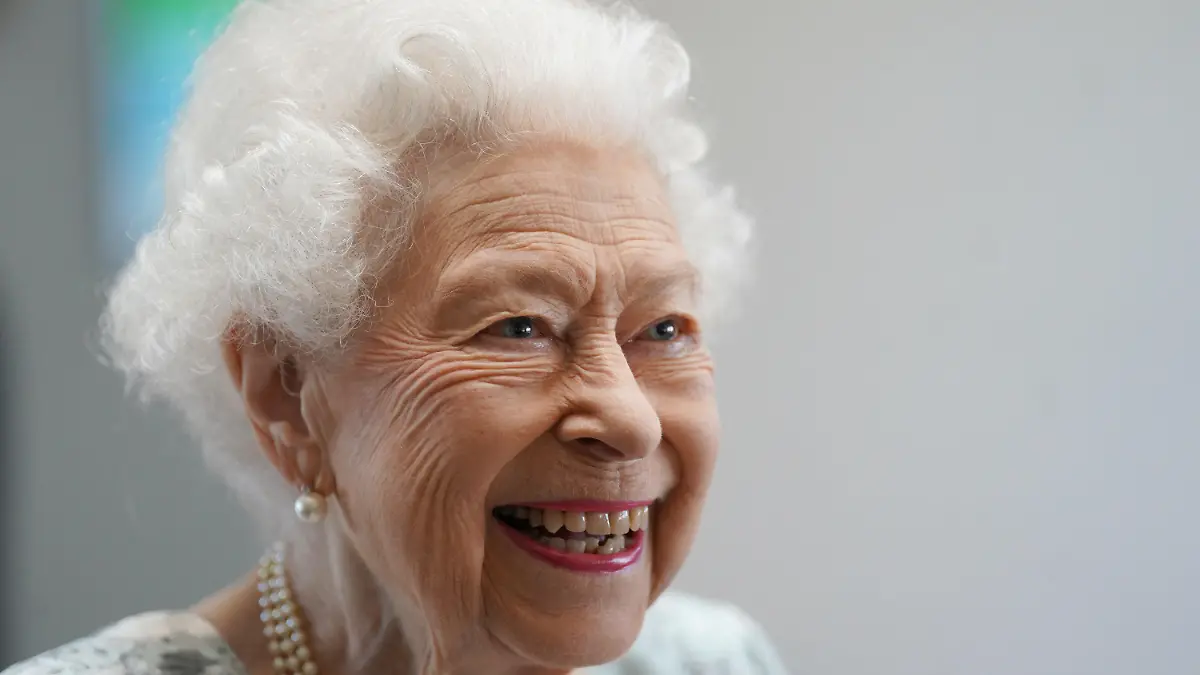 ARCHIV - 15.07.2022, Großbritannien, Maidenhead: Die britische Königin Elizabeth II. besucht das neue Gebäudes des Thames Hospice in Maidenhead in der Grafschaft Berkshire im Rahmen der Eröffnung. Die Queen wird das Braemar Gathering in Schottland verpassen - die beliebte Veranstaltung der Highland Games, an der der Prinz von Wales am 03.09.2022 teilnehmen soll. Es wird angenommen, dass diese Entscheidung zum Wohle des Staatsoberhauptes getroffen wurde, das seit letztem Jahr unter Mobilitätsproblemen leidet. Foto: Kirsty O'connor/PA Wire/dpa +++ dpa-Bildfunk +++