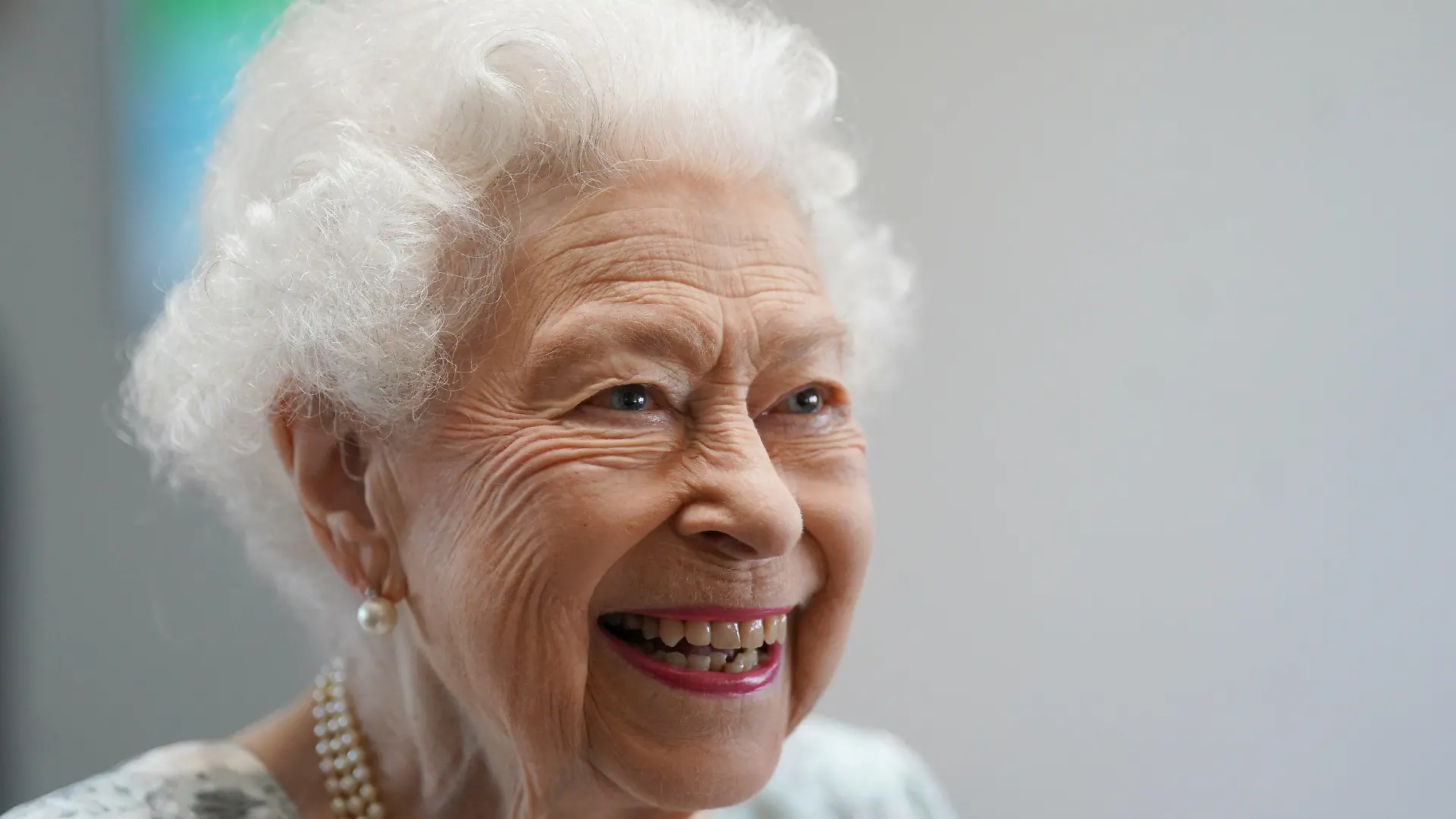 ARCHIV - 15.07.2022, Großbritannien, Maidenhead: Die britische Königin Elizabeth II. besucht das neue Gebäudes des Thames Hospice in Maidenhead in der Grafschaft Berkshire im Rahmen der Eröffnung. Die Queen wird das Braemar Gathering in Schottland verpassen - die beliebte Veranstaltung der Highland Games, an der der Prinz von Wales am 03.09.2022 teilnehmen soll. Es wird angenommen, dass diese Entscheidung zum Wohle des Staatsoberhauptes getroffen wurde, das seit letztem Jahr unter Mobilitätsproblemen leidet. Foto: Kirsty O'connor/PA Wire/dpa +++ dpa-Bildfunk +++