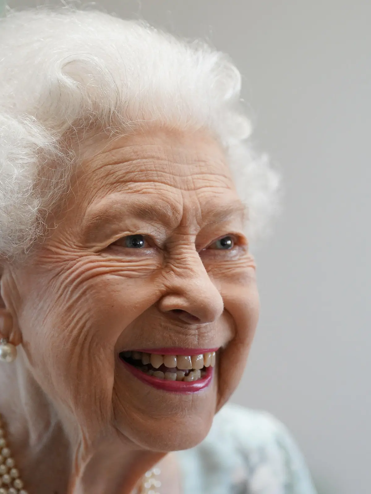 ARCHIV - 15.07.2022, Großbritannien, Maidenhead: Die britische Königin Elizabeth II. besucht das neue Gebäudes des Thames Hospice in Maidenhead in der Grafschaft Berkshire im Rahmen der Eröffnung. Die Queen wird das Braemar Gathering in Schottland verpassen - die beliebte Veranstaltung der Highland Games, an der der Prinz von Wales am 03.09.2022 teilnehmen soll. Es wird angenommen, dass diese Entscheidung zum Wohle des Staatsoberhauptes getroffen wurde, das seit letztem Jahr unter Mobilitätsproblemen leidet. Foto: Kirsty O'connor/PA Wire/dpa +++ dpa-Bildfunk +++