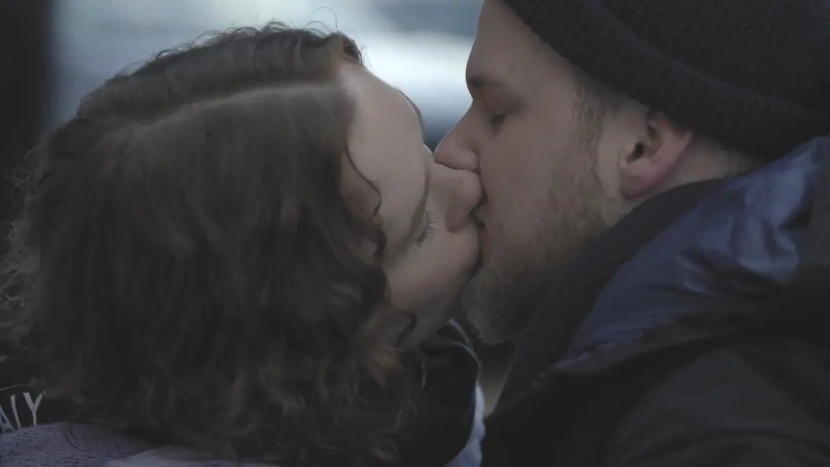 Beim Kuss mit Kira fühlt Jonas nichts.