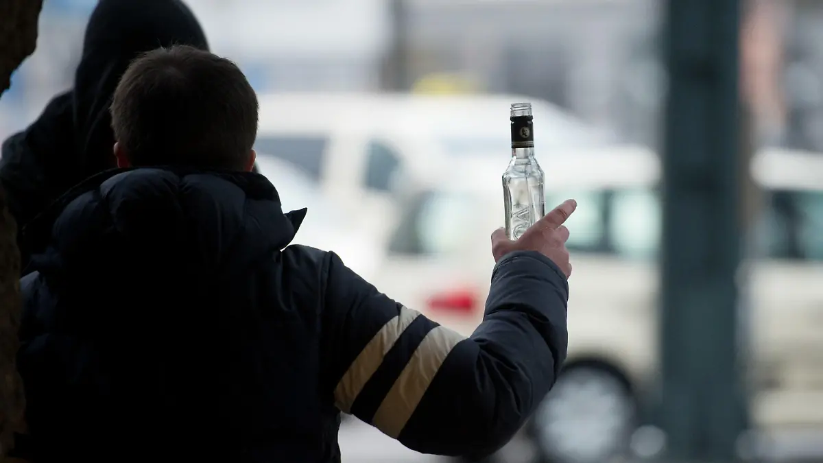 ARCHIV - 01.02.2017, Hamburg: Ein stark alkoholisierter Mann gestikuliert am Hauptbahnhof in Hamburg mit einer Wodkaflasche in der Hand. (zu dpa: «Innenbehörde will Alkoholkonsumverbot am Hamburger Hauptbahnhof») Foto: picture alliance / Daniel Reinhardt/dpa +++ dpa-Bildfunk +++