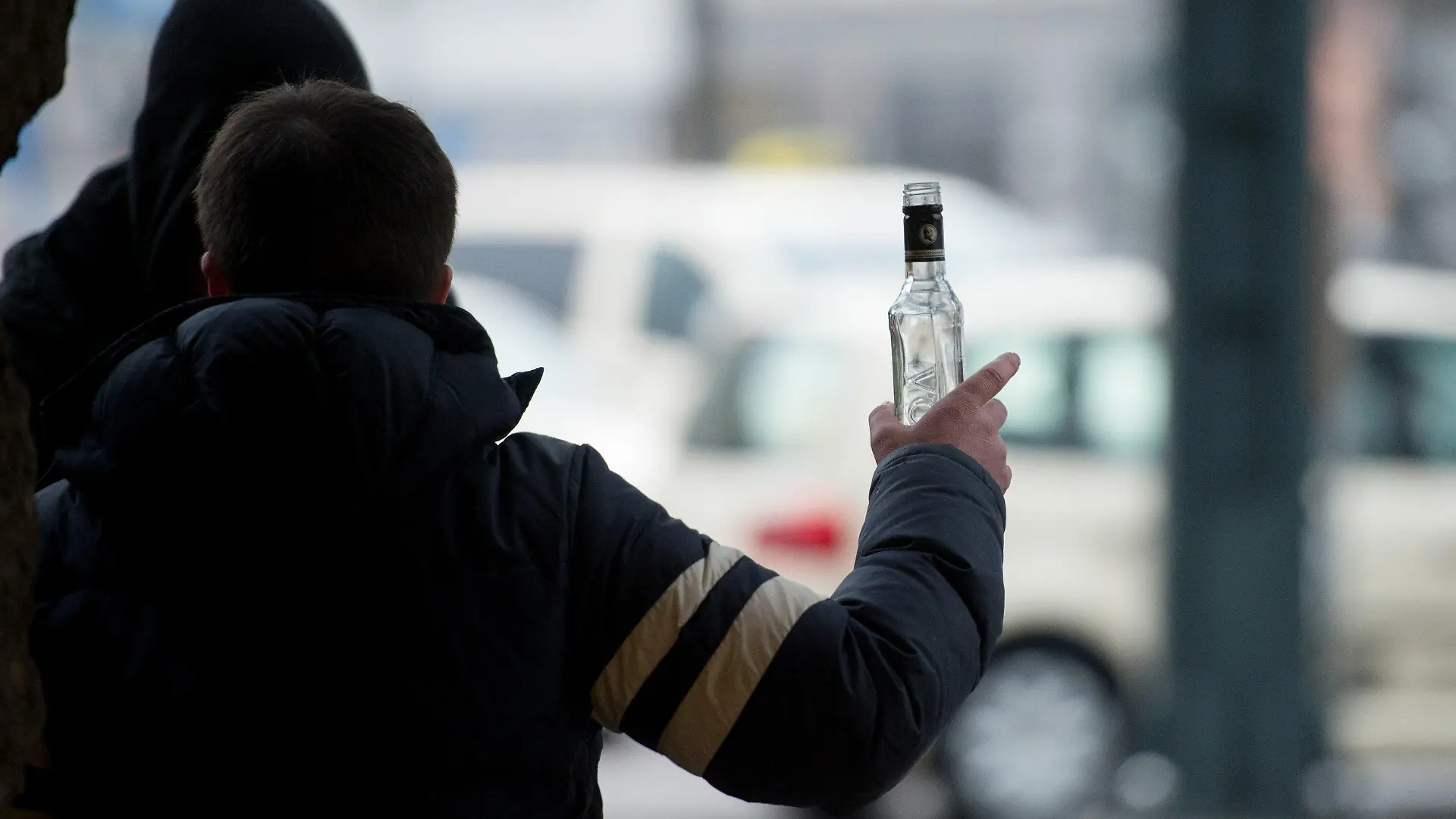 ARCHIV - 01.02.2017, Hamburg: Ein stark alkoholisierter Mann gestikuliert am Hauptbahnhof in Hamburg mit einer Wodkaflasche in der Hand. (zu dpa: «Innenbehörde will Alkoholkonsumverbot am Hamburger Hauptbahnhof») Foto: picture alliance / Daniel Reinhardt/dpa +++ dpa-Bildfunk +++