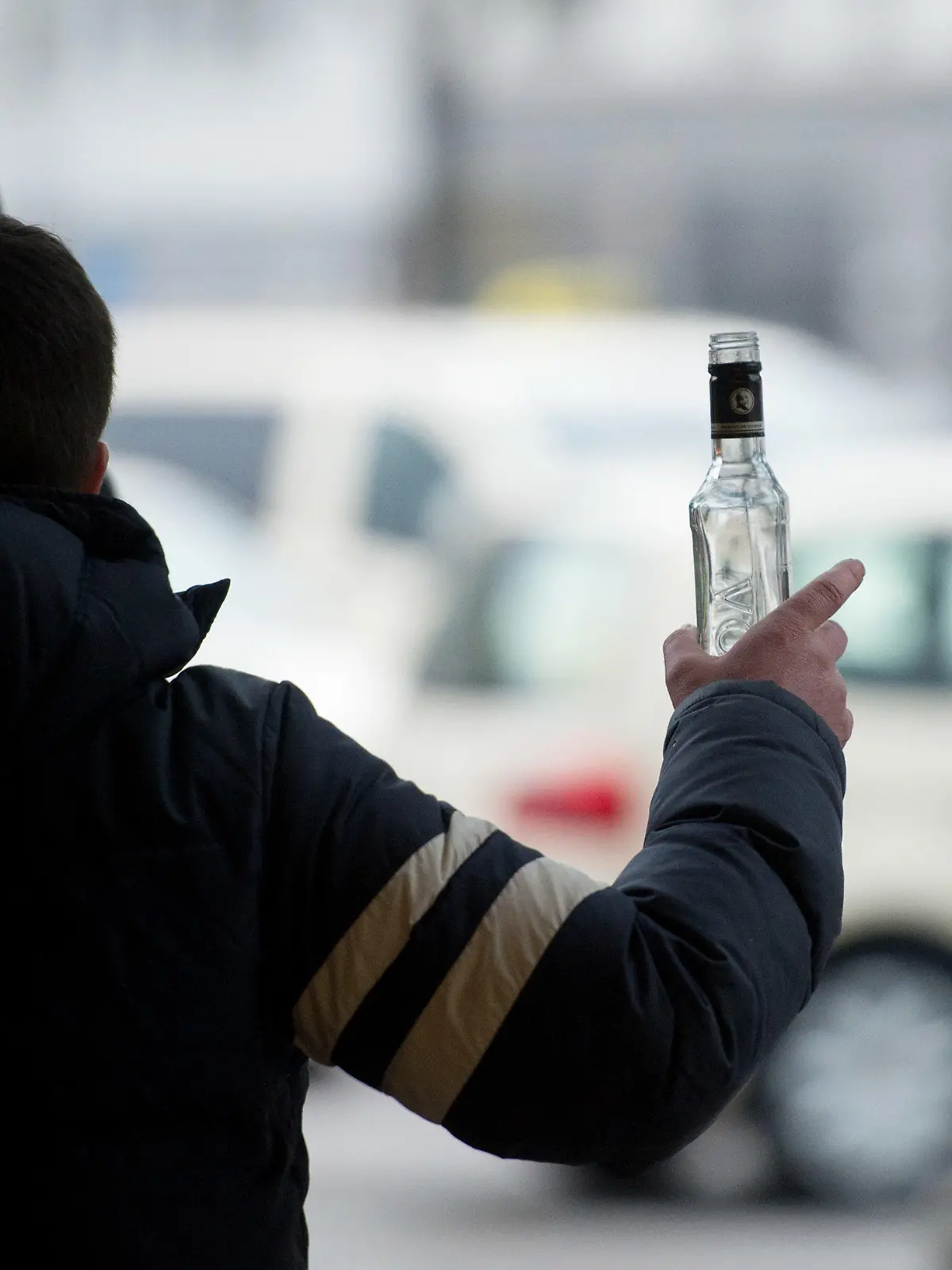 ARCHIV - 01.02.2017, Hamburg: Ein stark alkoholisierter Mann gestikuliert am Hauptbahnhof in Hamburg mit einer Wodkaflasche in der Hand. (zu dpa: «Innenbehörde will Alkoholkonsumverbot am Hamburger Hauptbahnhof») Foto: picture alliance / Daniel Reinhardt/dpa +++ dpa-Bildfunk +++