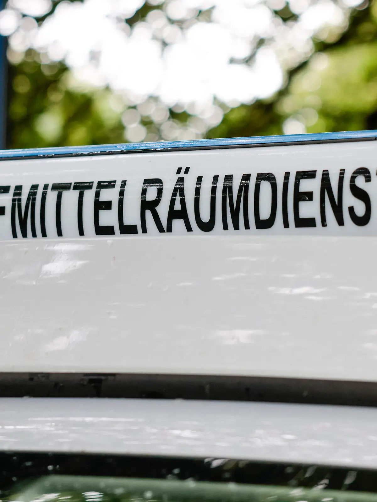 ARCHIV - 23.07.2023, Schleswig-Holstein, Kiel: Der Schriftzug «Kampfmittelräumdienst» ist an einem Einsatzfahrzeug angebracht. In Hanau ist eine Weltkriegsbombe gefunden worden. Da der 250 Kilogramm schwere Blindgänger einen Langzeitzünder habe und nicht entschärft werden könne, soll die Bombe noch am Abend kontrolliert gesprengt werden. (zu dpa: «Weltkriegsbombe in Hanau gefunden - Sprengung noch am Abend») Foto: Frank Molter/dpa +++ dpa-Bildfunk +++