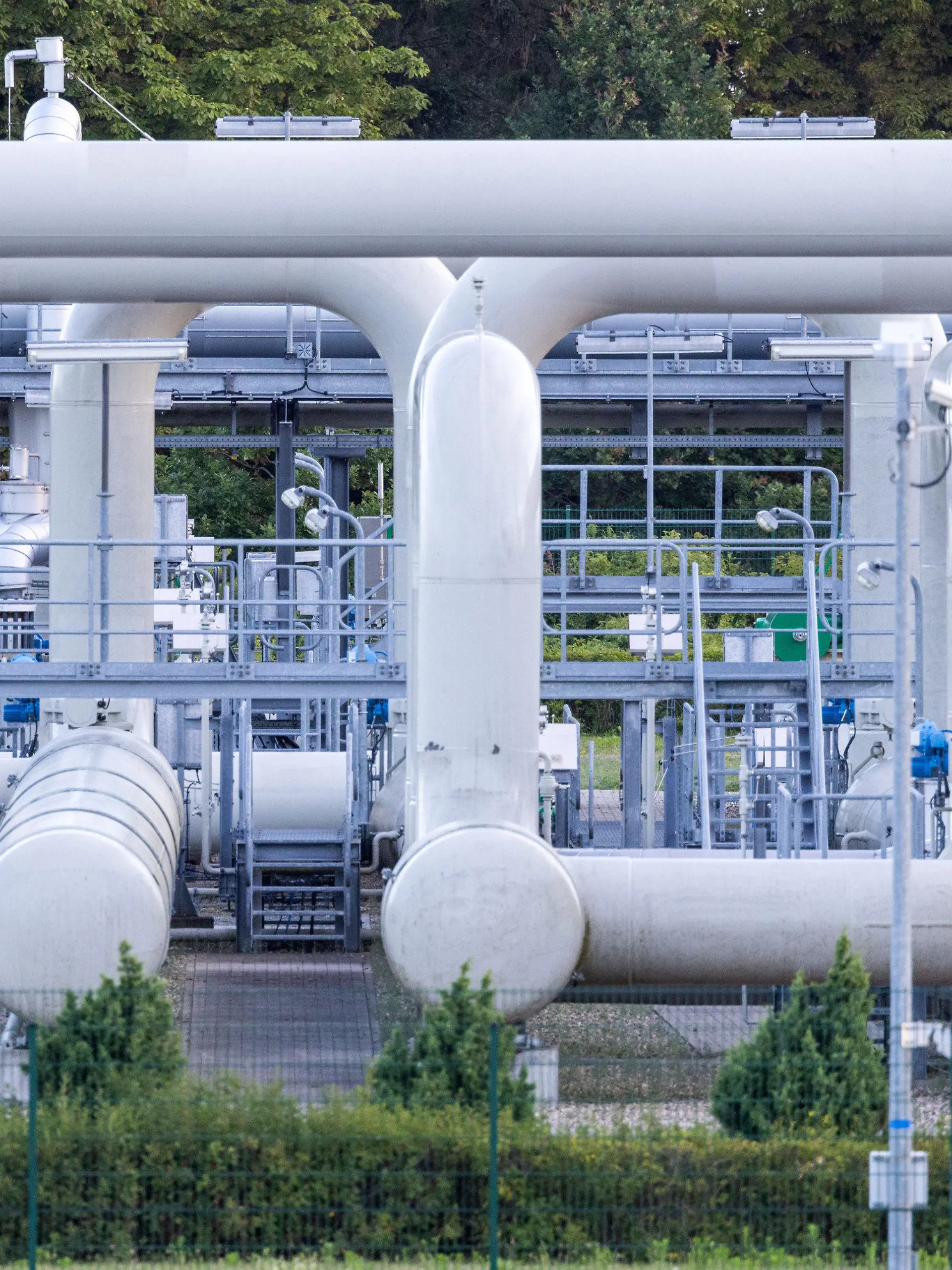 11.07.2022, Mecklenburg-Vorpommern, Lubmin: Rohrsysteme und Absperrvorrichtungen in der Gasempfangsstation der Ostseepipeline Nord Stream 1 und der Übernahmestation der Ferngasleitung OPAL (Ostsee-Pipeline-Anbindungsleitung). Die Ostsee-Pipeline Nord Stream 1, durch die seit 2011 russisches Erdgas nach Deutschland fließt, wird wegen planungsmäßiger Wartungsarbeiten für etwa zehn Tage abgeschaltet. Foto: Jens Büttner/dpa +++ dpa-Bildfunk +++