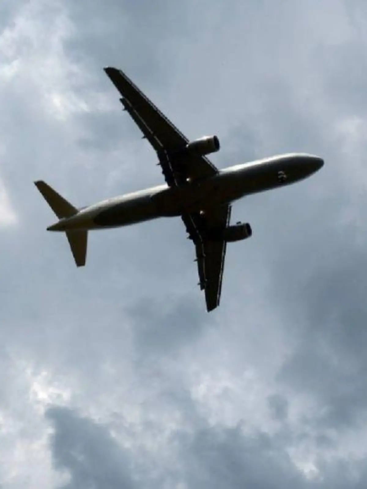 Gewitterwolken türmen sich am 23.07.2013 in Köln (Nordrhein-Westfalen) über einem landenden Flugzeug auf. / Pilot Suk-Jae Kim