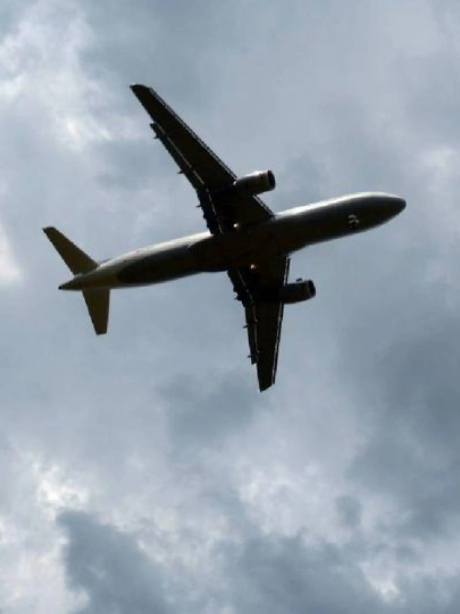 Gewitterwolken türmen sich am 23.07.2013 in Köln (Nordrhein-Westfalen) über einem landenden Flugzeug auf. / Pilot Suk-Jae Kim