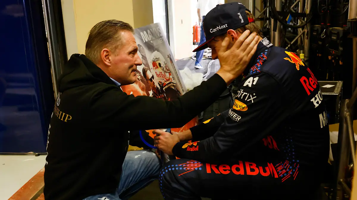 Formula 1 2021: Abu Dhabi GP YAS MARINA CIRCUIT, UNITED ARAB EMIRATES - DECEMBER 12: Max Verstappen, Red Bull Racing, 1st position, with his father Jos Verstappen after the race during the Abu Dhabi GP at Yas Marina Circuit on Sunday December 12, 2021 in Abu Dhabi, United Arab Emirates. Photo by Steven Tee / LAT Images Images PUBLICATIONxINxGERxSUIxAUTxHUNxONLY GP2122_154833_D1A9578